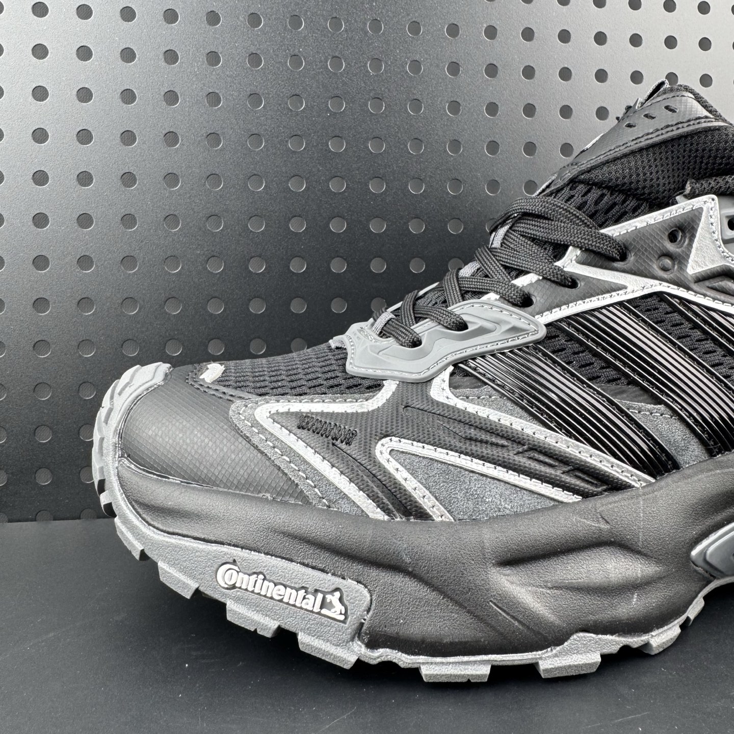 💰150
✅Adidas XLG Storm Edge 阿迪复古透气休闲老爹鞋
区别先行版 细节品质均有升级
鞋面由三明治网布制成 提供卓越的空气流通性能 中底使用品牌独有的Bounce缓震技术 帮助减少地面对关节的冲击力 提升整体的舒适性 鞋子的设计风格简约大气 同时兼顾功能性和美感 适用于各种场景
货号：JQ1666
尺码： 39 40 40.5 41 42 42.5 43 44 44.5 45 46（26）