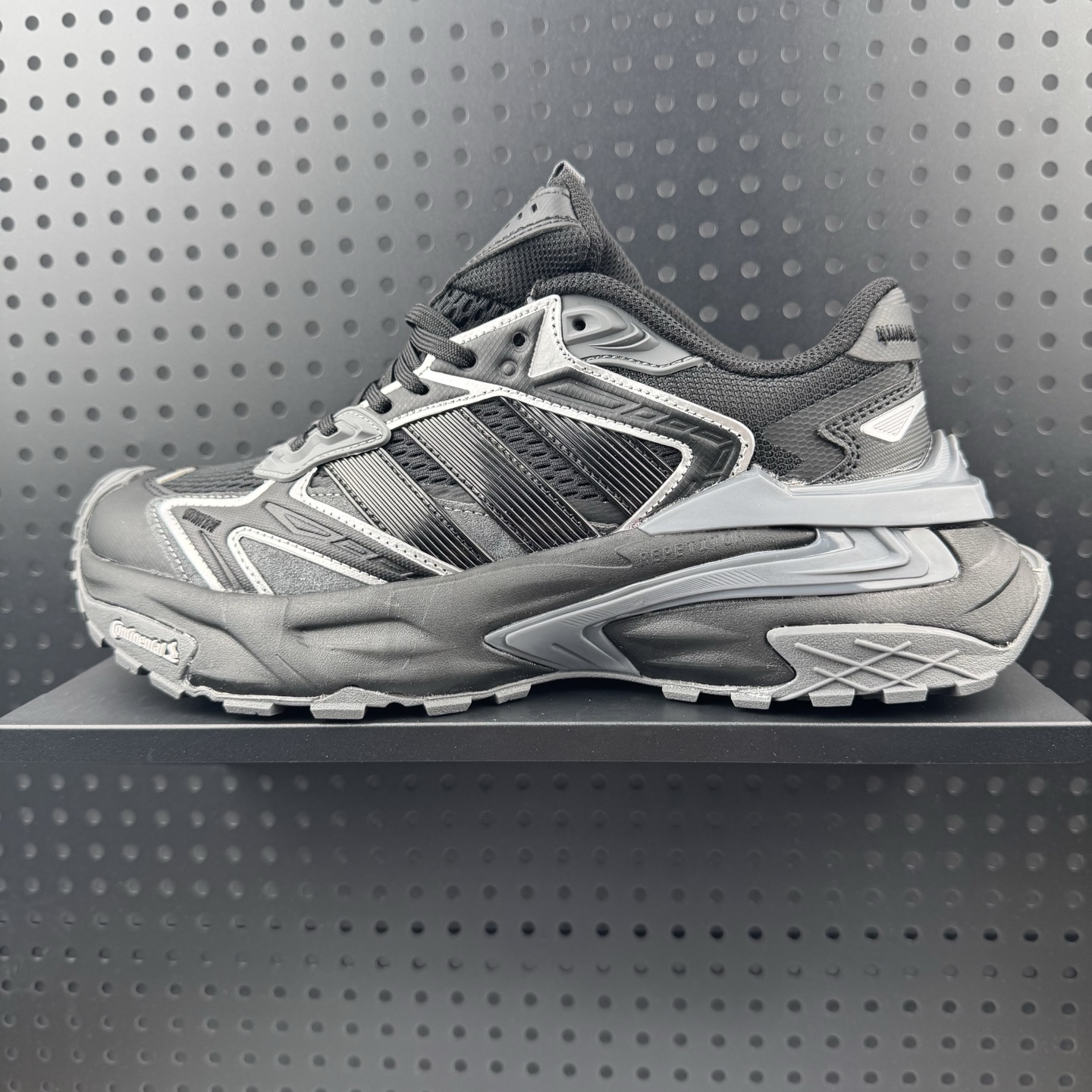 💰150
✅Adidas XLG Storm Edge 阿迪复古透气休闲老爹鞋
区别先行版 细节品质均有升级
鞋面由三明治网布制成 提供卓越的空气流通性能 中底使用品牌独有的Bounce缓震技术 帮助减少地面对关节的冲击力 提升整体的舒适性 鞋子的设计风格简约大气 同时兼顾功能性和美感 适用于各种场景
货号：JQ1666
尺码： 39 40 40.5 41 42 42.5 43 44 44.5 45 46（26）