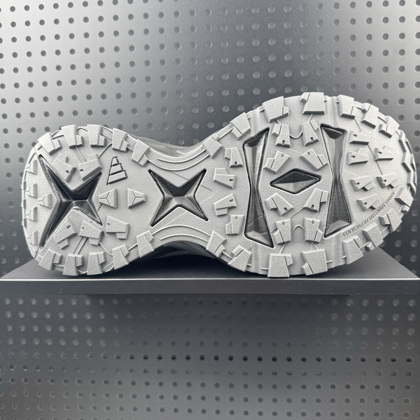 💰150
✅Adidas XLG Storm Edge 阿迪复古透气休闲老爹鞋
区别先行版 细节品质均有升级
鞋面由三明治网布制成 提供卓越的空气流通性能 中底使用品牌独有的Bounce缓震技术 帮助减少地面对关节的冲击力 提升整体的舒适性 鞋子的设计风格简约大气 同时兼顾功能性和美感 适用于各种场景
货号：JQ1666
尺码： 39 40 40.5 41 42 42.5 43 44 44.5 45 46（26）