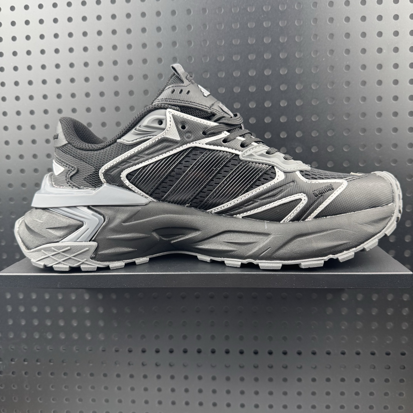 💰150
✅Adidas XLG Storm Edge 阿迪复古透气休闲老爹鞋
区别先行版 细节品质均有升级
鞋面由三明治网布制成 提供卓越的空气流通性能 中底使用品牌独有的Bounce缓震技术 帮助减少地面对关节的冲击力 提升整体的舒适性 鞋子的设计风格简约大气 同时兼顾功能性和美感 适用于各种场景
货号：JQ1666
尺码： 39 40 40.5 41 42 42.5 43 44 44.5 45 46（26）