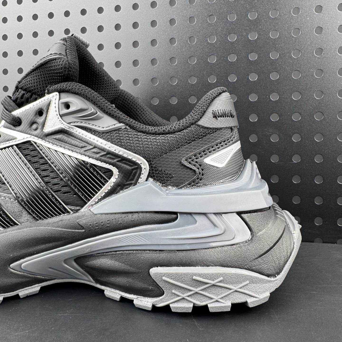 💰150
✅Adidas XLG Storm Edge 阿迪复古透气休闲老爹鞋
区别先行版 细节品质均有升级
鞋面由三明治网布制成 提供卓越的空气流通性能 中底使用品牌独有的Bounce缓震技术 帮助减少地面对关节的冲击力 提升整体的舒适性 鞋子的设计风格简约大气 同时兼顾功能性和美感 适用于各种场景
货号：JQ1666
尺码： 39 40 40.5 41 42 42.5 43 44 44.5 45 46（26）