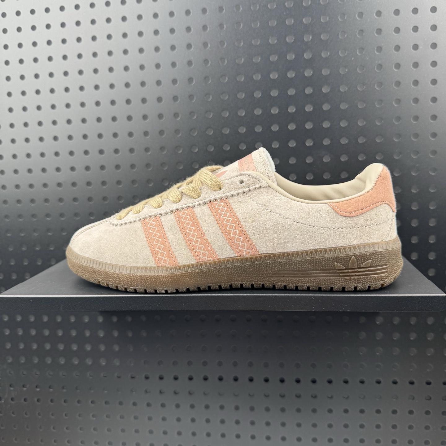 💰120
✅Adidas Originals Bermuda 复古单品
系列复古运动板鞋
货号:JS3967
尺码:36 36.5 37.5 38 38.5 39 40 40.5 41 42 42.5 43 44 44.5 45(26)