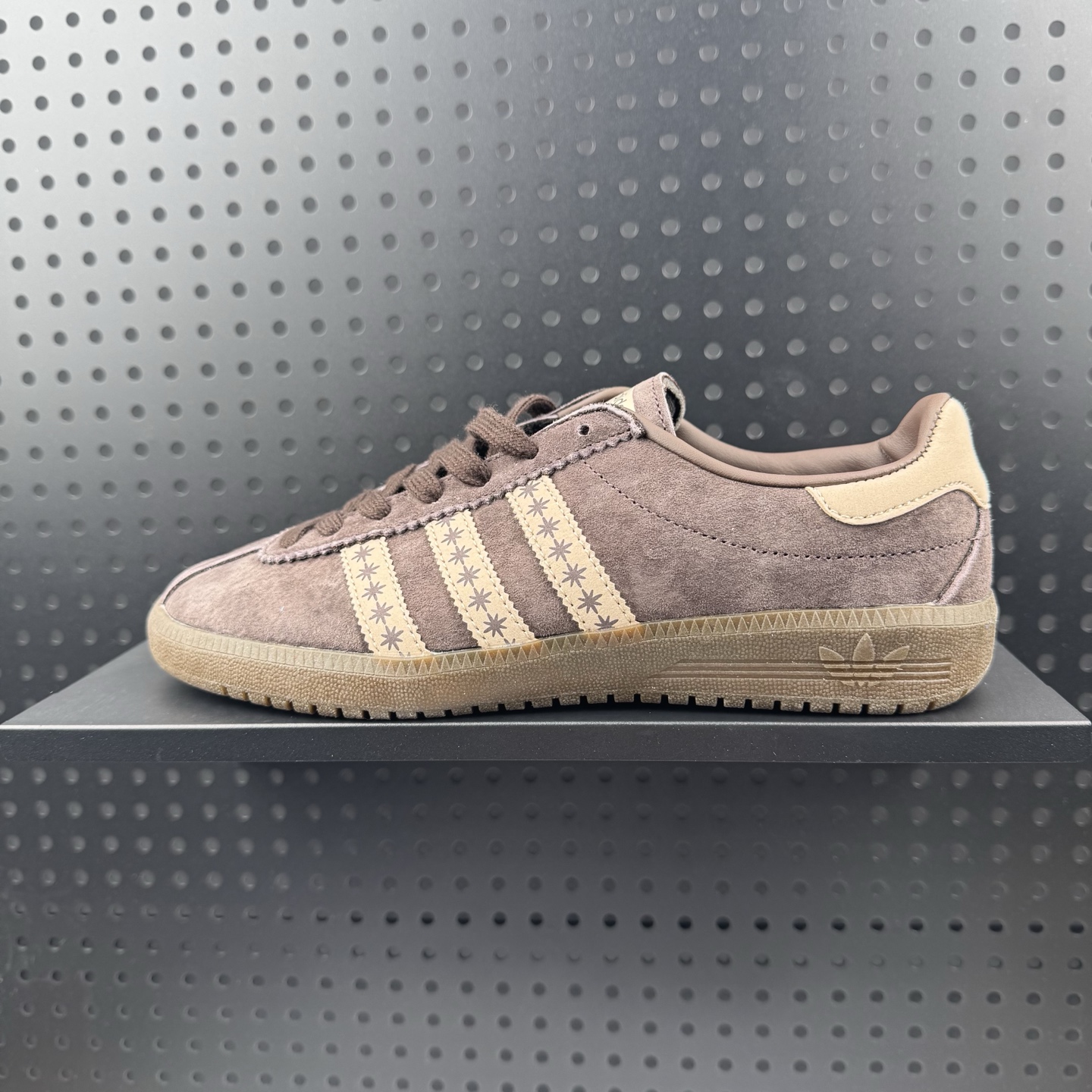 💰120
✅Adidas Originals Bermuda 复古单品
系列复古运动板鞋
货号:JS3971
尺码:36 36.5 37.5 38 38.5 39 40 40.5 41 42 42.5 43 44 44.5 45(26)