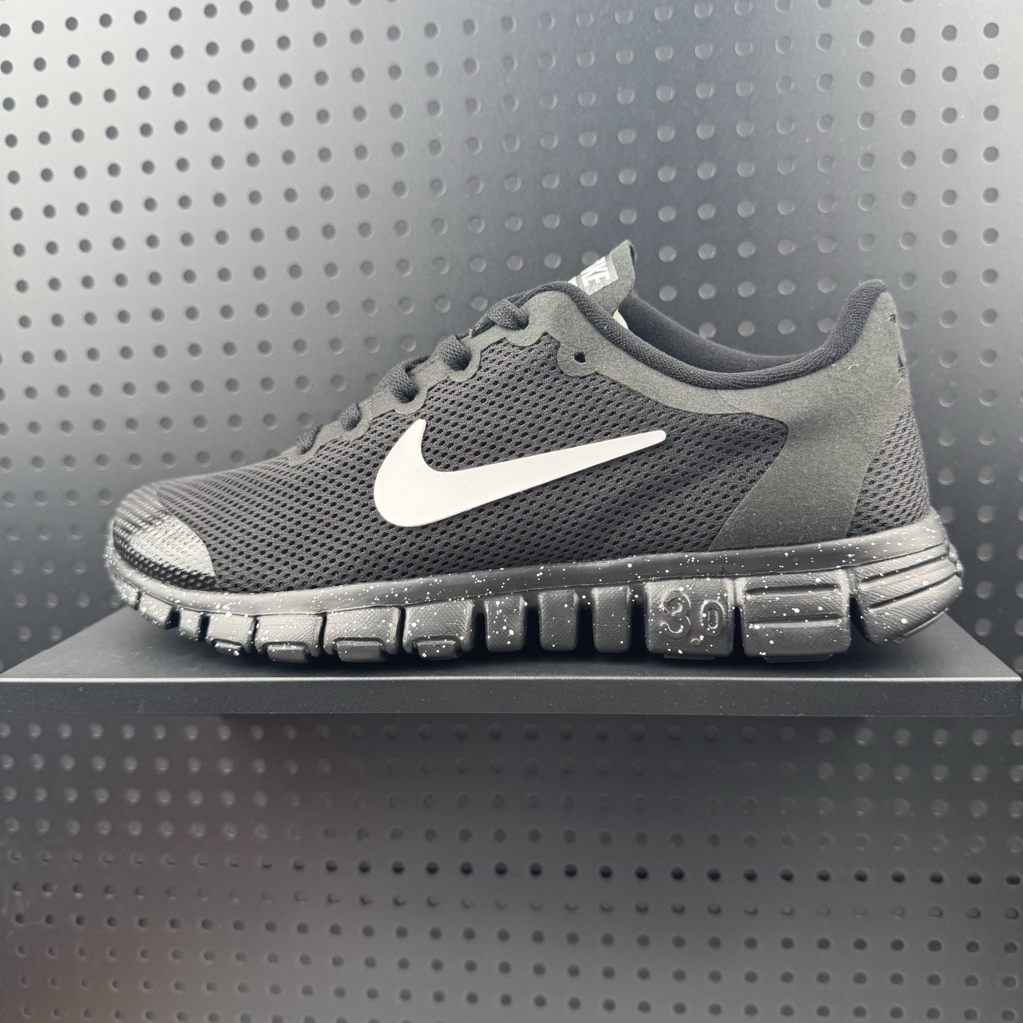 💰90
✅Nike/耐克赤足3.0 V2 登月网面 超轻冰丝透气缓震耐磨  健身训练跑步鞋，户外休闲时尚跑鞋。
货号：816568-001
Size：36 37 38 39 40 41 42 43 44 45（26）