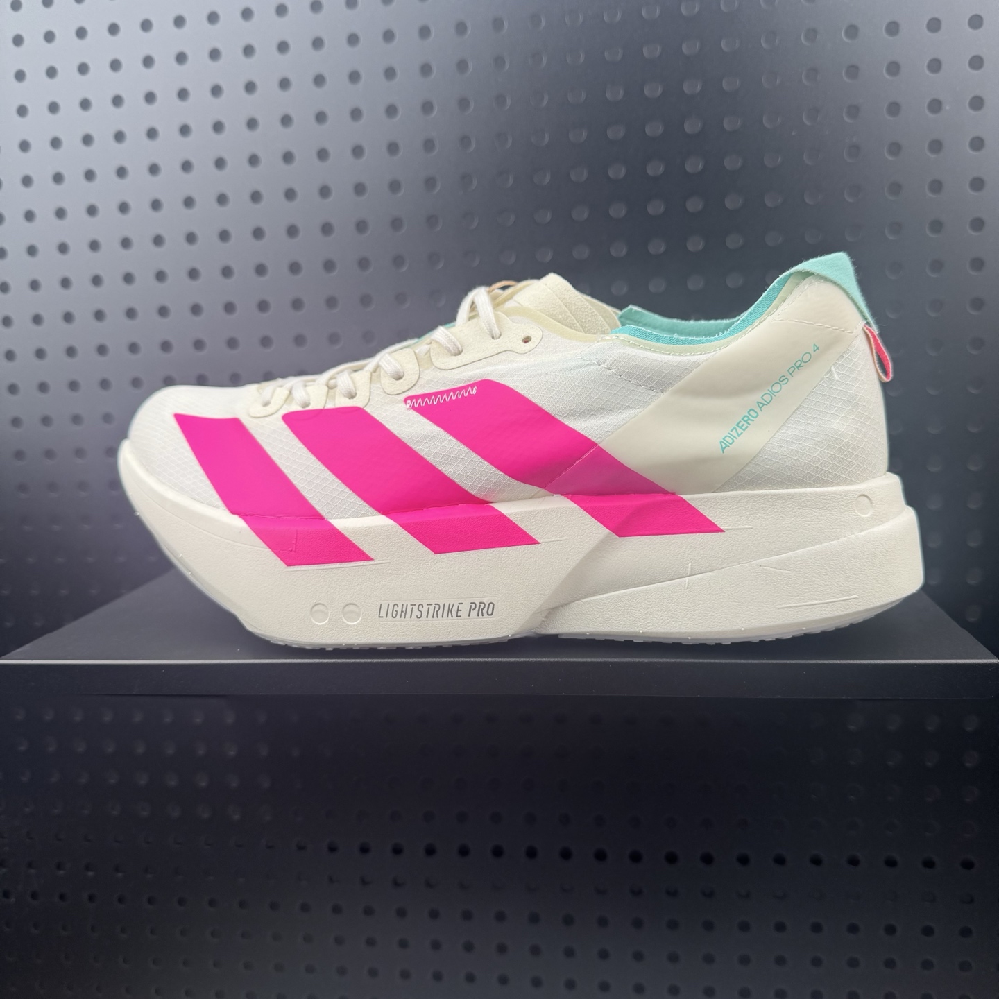 💰210
✅Ad Adizero Adios Pro4 
竞训跑步鞋 纯原版本
搭配ENERGYRODS 2.0真碳柱，每一步都动力满满
鞋面用的是Lightlock技术，轻透又贴合，就像给脚定制的一样。
中底是全掌Lightstrike Pro泡棉，软弹感超绝
官方货号： KJ3873
尺码： 39 40 40.5 41 42 42.5 43 44 44.5 45 46（01）