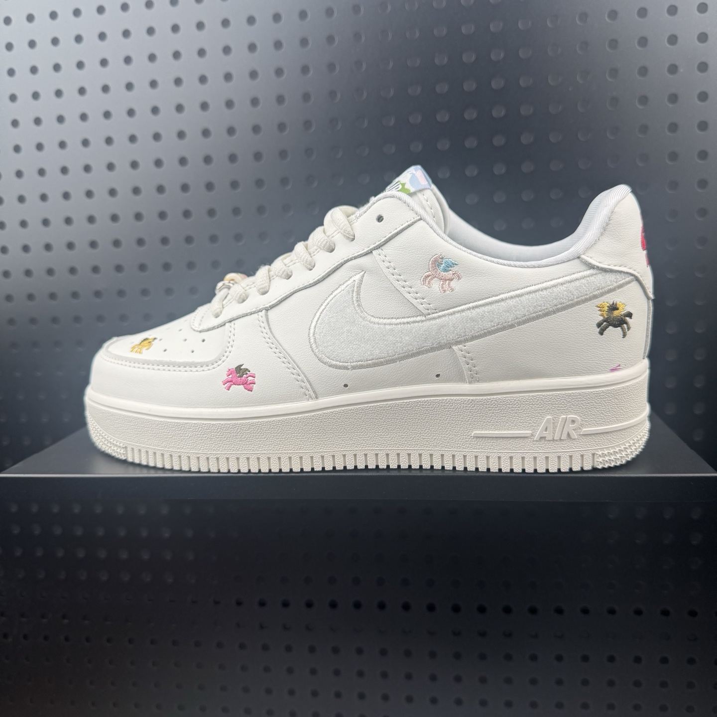 💰100
✅Nike Air Force 1‘07 马年限定 CNY新年款 脱缰系列 耐克 空军一号 经典舒适 透气 低帮板鞋 
鞋款采用奶白色鞋面 用彩色勾勒侧面LOGO 并用点缀 低调百搭 全新的鞋带铭牌中还加入带有图案的弹球造型 体现马年的主题
货号:IQ1143-100
Size:36 36.5 37.5 38 38.5 39 40 40.5 41 42 42.5 43 44 45 （24）