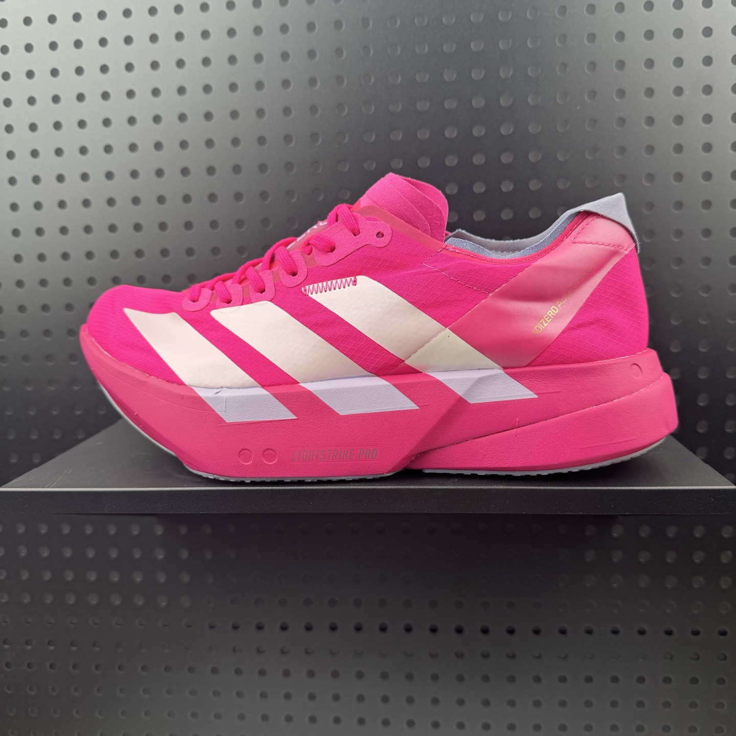 💰220
✅Adidas Adizero Adios Pro 4 阿迪达斯 舒适百搭防滑耐磨 低帮 休闲跑步鞋
中底配置方面搭载全掌Lightstrike Pro 
鞋面采用透气网面 契合日常训练鞋的定位
外底给到了橡胶 更加防滑耐磨
货号:JR1269
尺码:36 36.5 37 38 38.5 39 40 40.5 41 42 42.5 43 44 45 46（01）