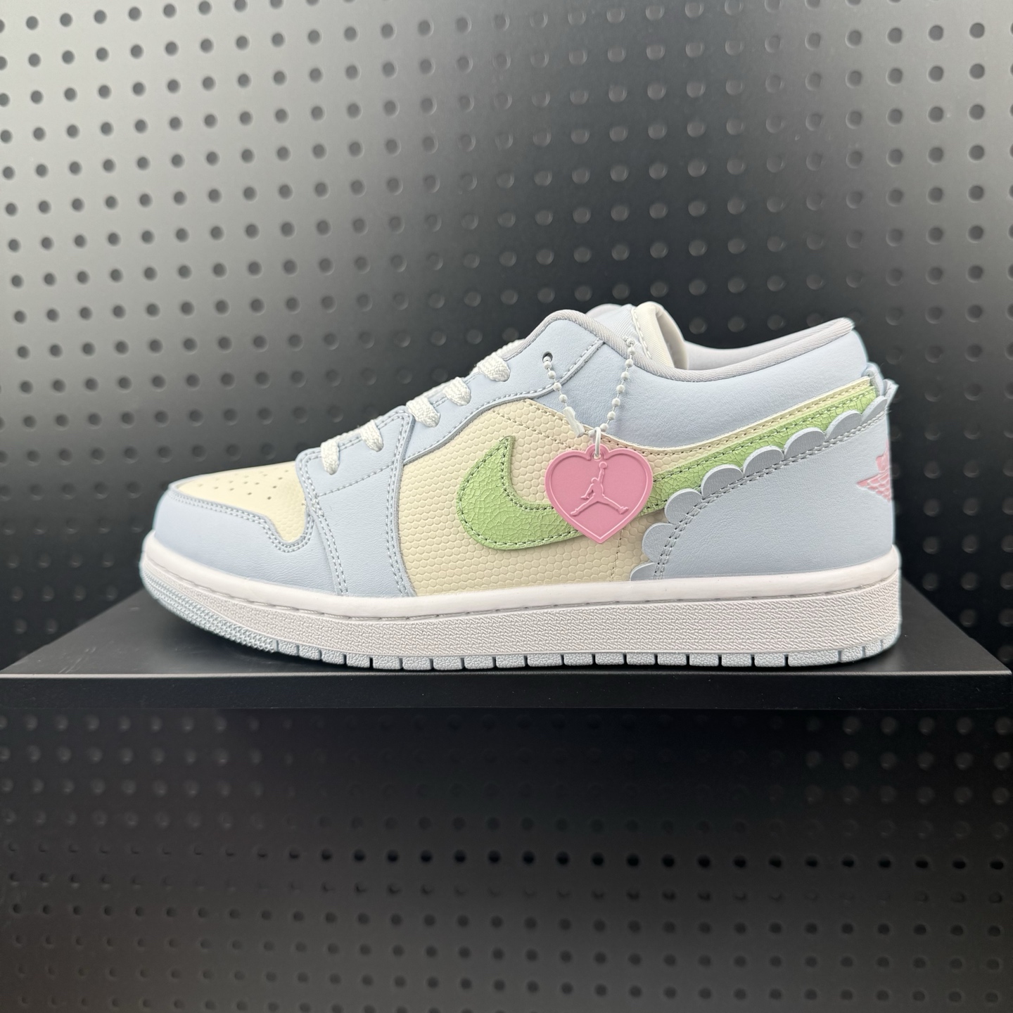 💰140
✅Nike Air Jordan 1 Low
AJ1乔1低帮休闲板鞋 同步官方配色 
头层皮打造 正确满胶鞋垫 四线拉帮 
原厂织唛标 鞋舌高弹海绵填充
官方货号:IB7113-403
尺码:36 36.5 37.5 38 38.5 39 40 40.5 41 42 42.5 43 44 45 46（01）