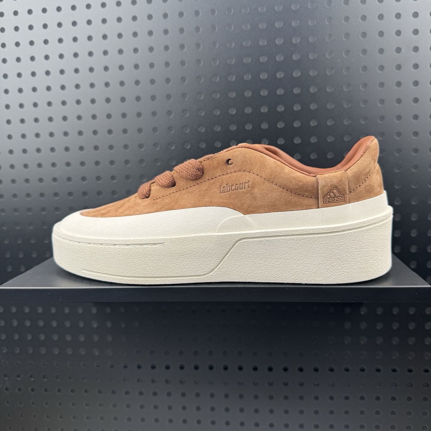 💰140
✅Adidas Originals Labcourt 阿迪达斯 百搭休闲舒适简约 耐磨透气低帮板鞋
鞋面使用了绒毛麂皮  鞋面和鞋底连接处使用了包边处理 看起来更加精致有型 内里也使用了光滑的优质皮革
货号:KH6671
尺码:36 36.5 37 38 38.5 39 40 40.5 41 42 42.5 43 44 45（24）