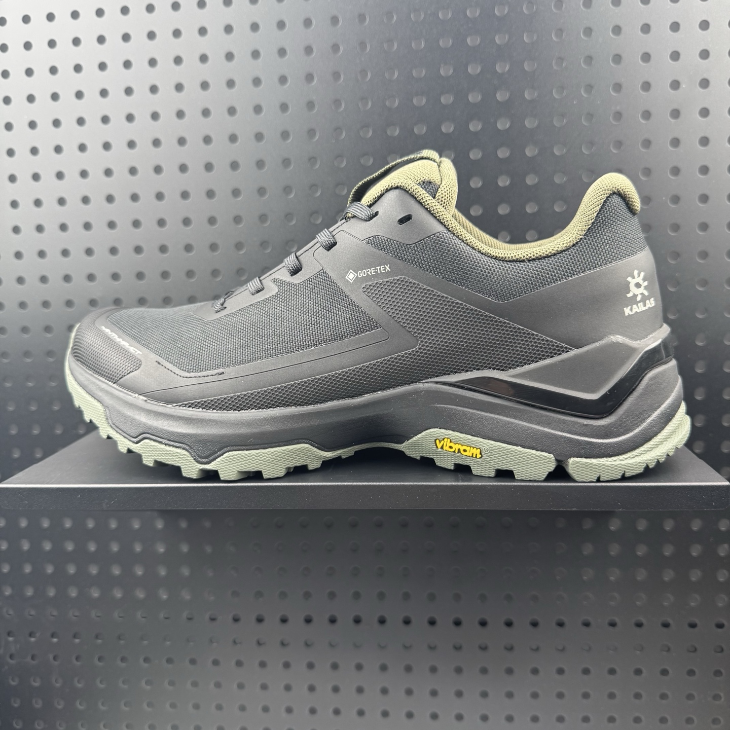 💰190
✅凯乐石KAILAS GTX 界山 户外运动 舒适时尚防滑透气 低帮登山徒步鞋
满足多场景需求的徒步鞋 可以兼顾轻装徒步与日常通勤的穿着 Vibram橡胶大底 耐磨防滑抓地 密实防砂鞋面 阻隔砂石 轻便透气
货号:KS2412133
尺码:38-45（07）