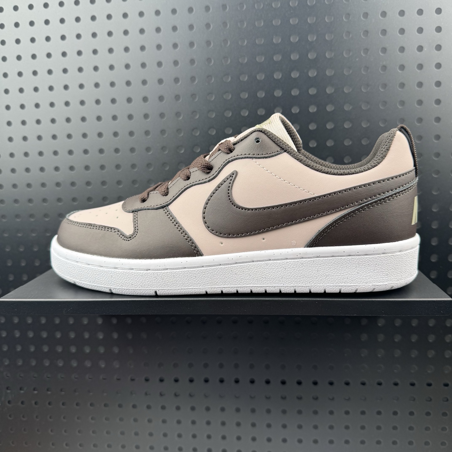 💰85
✅耐克 Nike Court Borough Low 2（GS）小空军 低帮百搭透气休闲运动板鞋男女鞋。经典耐用的设计，兼顾舒适脚感和出众风范，演绎匠心之作。结构性的支撑贴合感结合复古篮球设计，塑就场外全明星风范。 
货号：IF3402-100
码数：36 36.5 37.5 38 38.5 39 40 42.5 43（26）