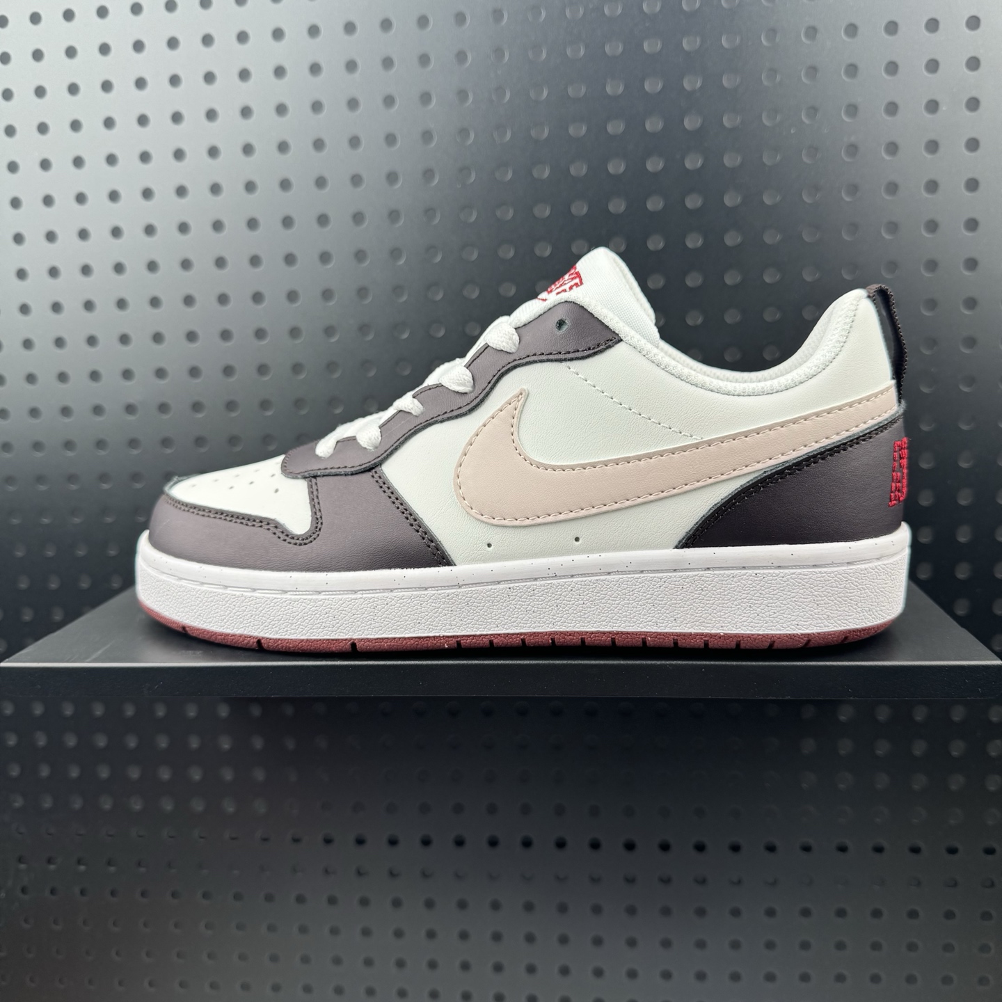 💰85
✅耐克 Nike Court Borough Low 2（GS）小空军 低帮百搭透气休闲运动板鞋男女鞋。经典耐用的设计，兼顾舒适脚感和出众风范，演绎匠心之作。结构性的支撑贴合感结合复古篮球设计，塑就场外全明星风范。 
货号：DV5456-601
码数：36 36.5 37.5 38 38.5 39 40（26）