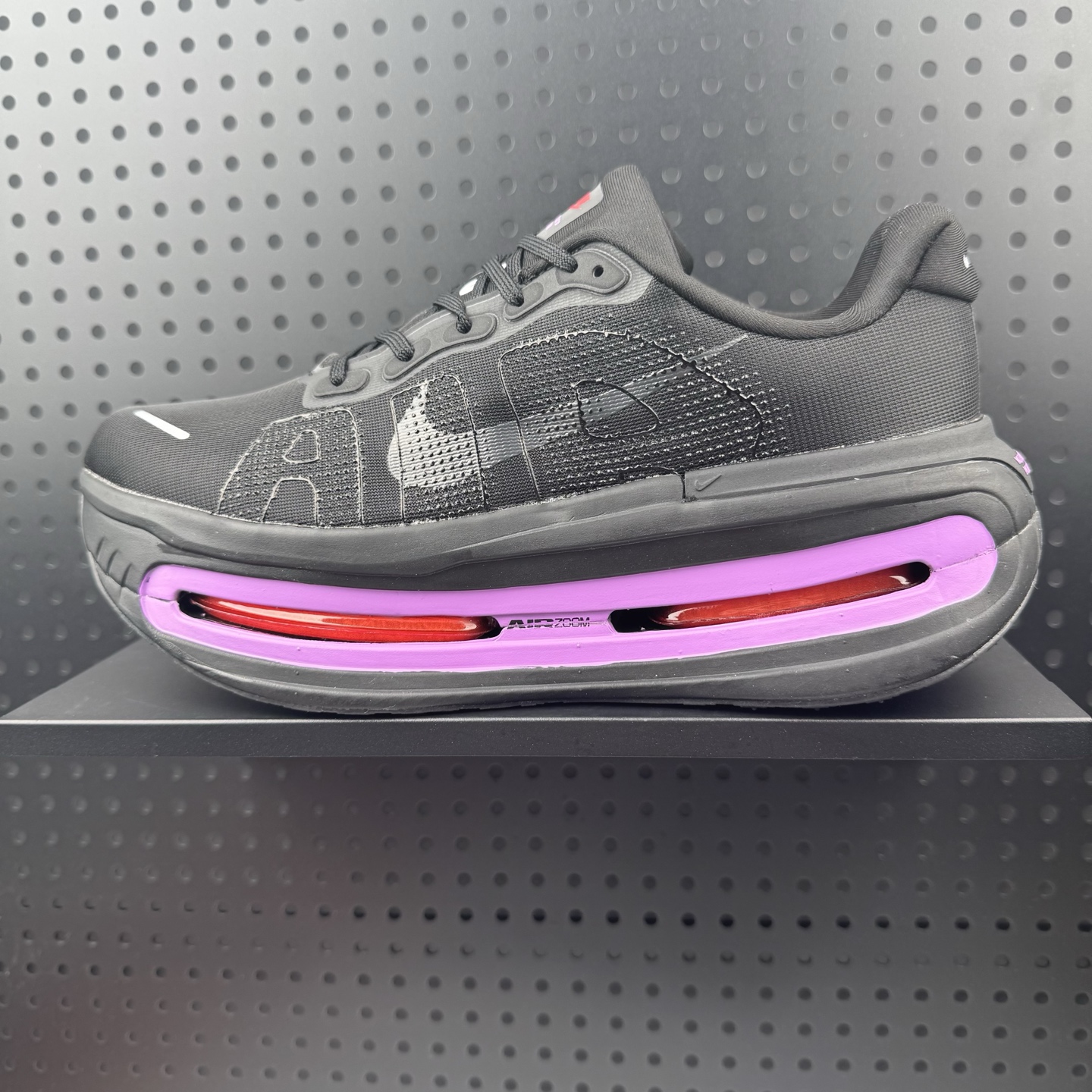 NIKE ZOOM PREMIUM 运动休闲跑鞋 耐克双层厚底 座为耐克的“顶缓”系列,Vomero Premium上脚后的第一感受就是软弹到位, 底部缓震很不错 跑步时鞋底触底有种回升的弹力不伤 货号:HQ2050 880 (01)