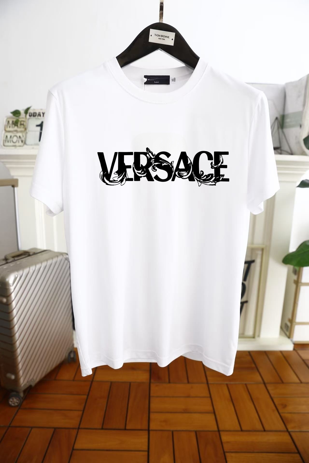 P\nVERSACE 范思哲  ss字母印花短袖T恤\n\n颜色：黑色 白色 杏色\n尺码：M-XL（S码定制）\n\n纯棉同缸染面料 手感非常舒服\n春夏最新砖柜同步 os落肩版型 时尚又个性 超级百搭好看的一款\n男女都非常合适 人手必备款\n吊牌 领标 水洗麦 三标齐全\n