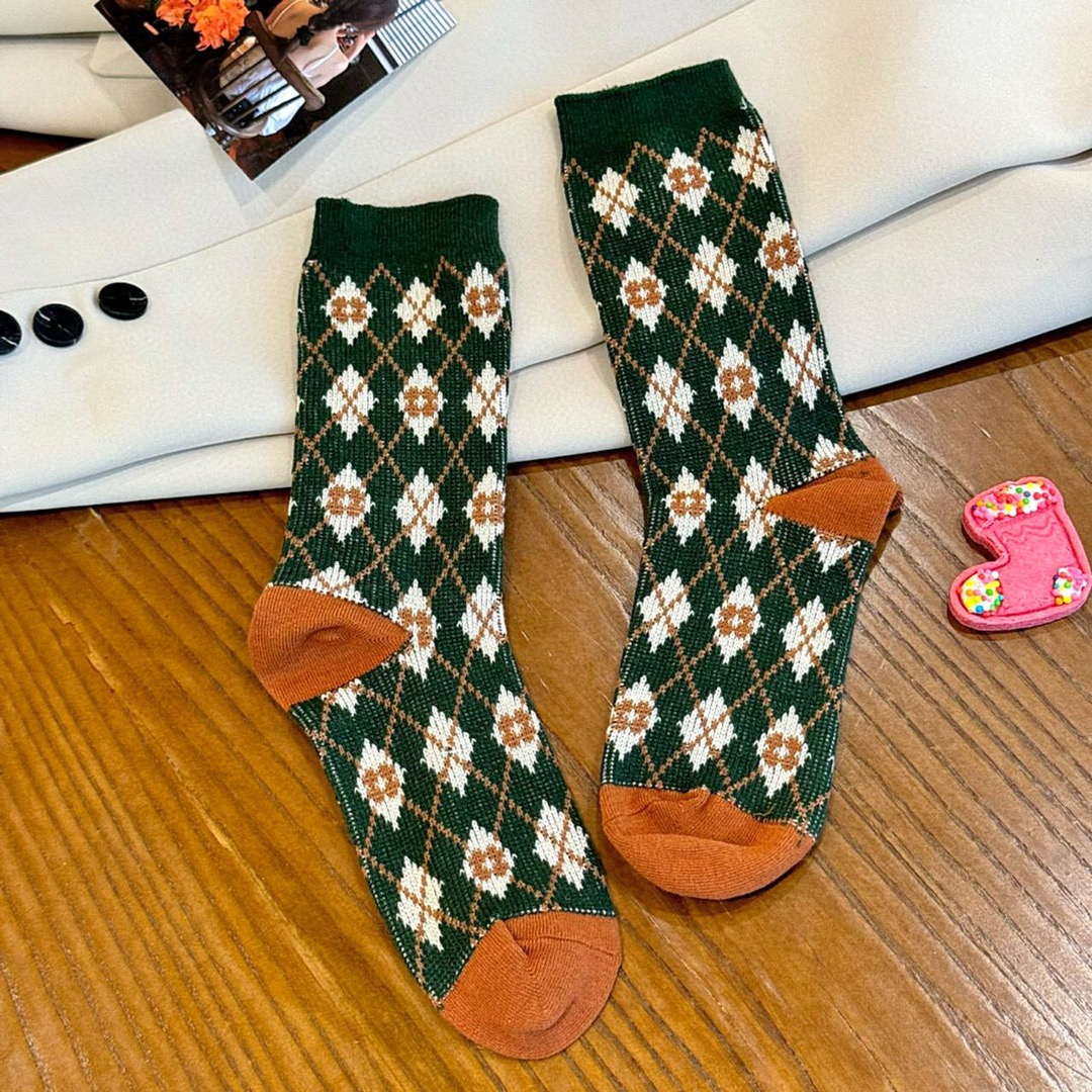 Diamond Pattern Crew Socks - Comprehensive 2