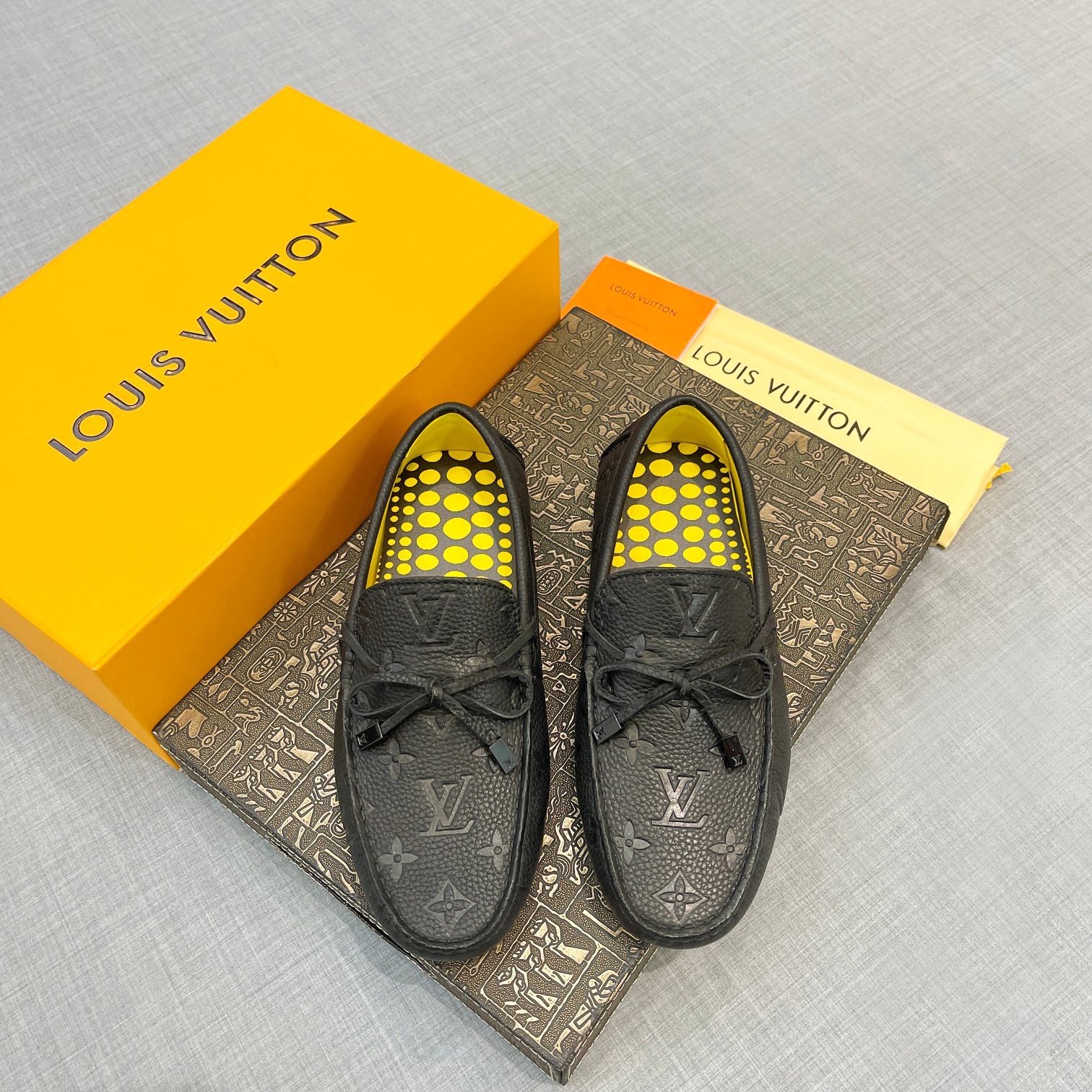NO:350696,:【L Home】Men’s Doudou Shoes Official Website Synchronized〈Market Top Version〉 Grain Embossed + Yellow Niuli Original Packaging. Black, Size 38-45.,19860909:【L 家】男士豆豆鞋 官网同步〈市场顶级版本〉粒纹压花+黄色牛里 原版包装 .黑色,尺码38-45.,,Men's shoes