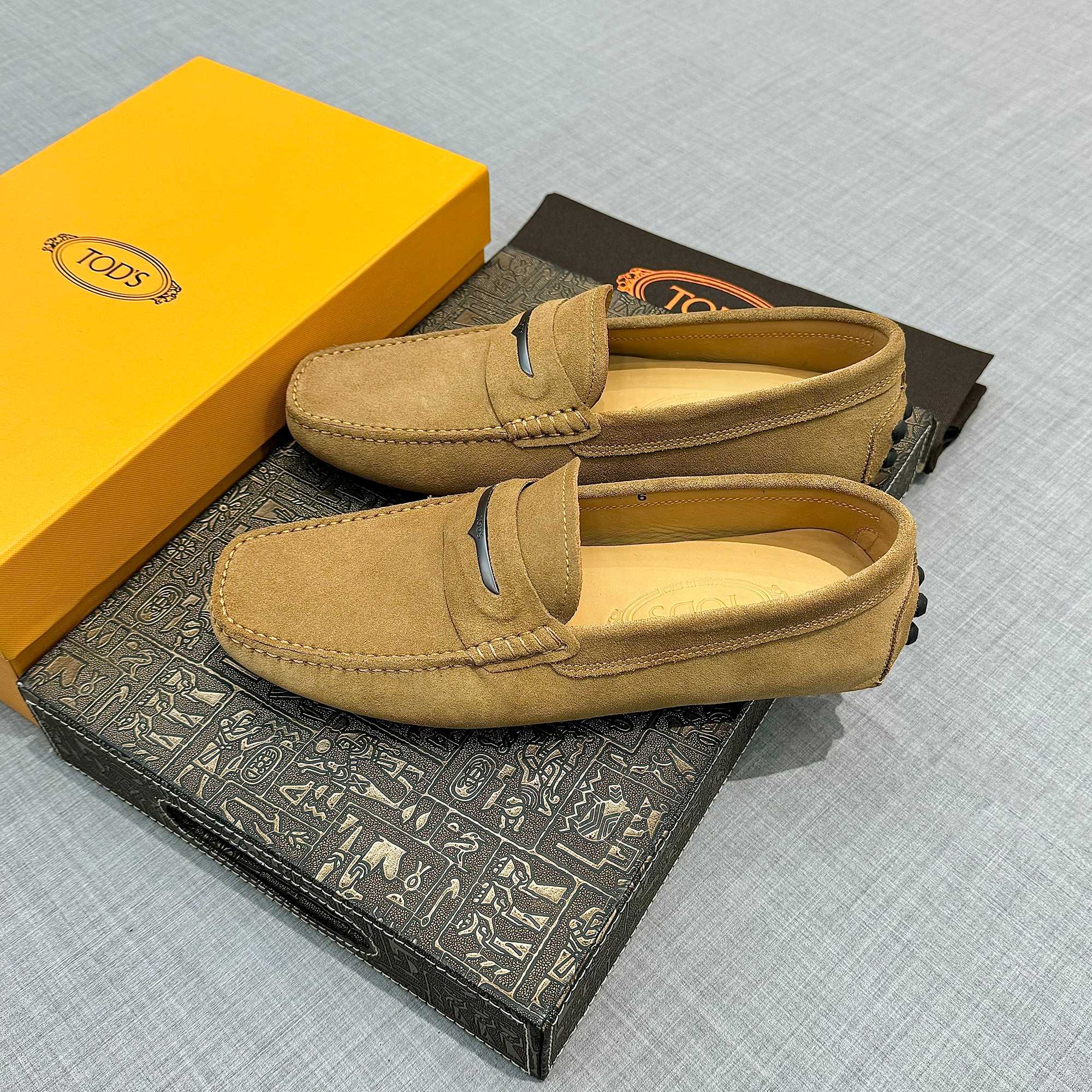 Precio de fábrica: [Tods] zapatos de soja para hombre Sincronización de mostrador nueva calidad de g