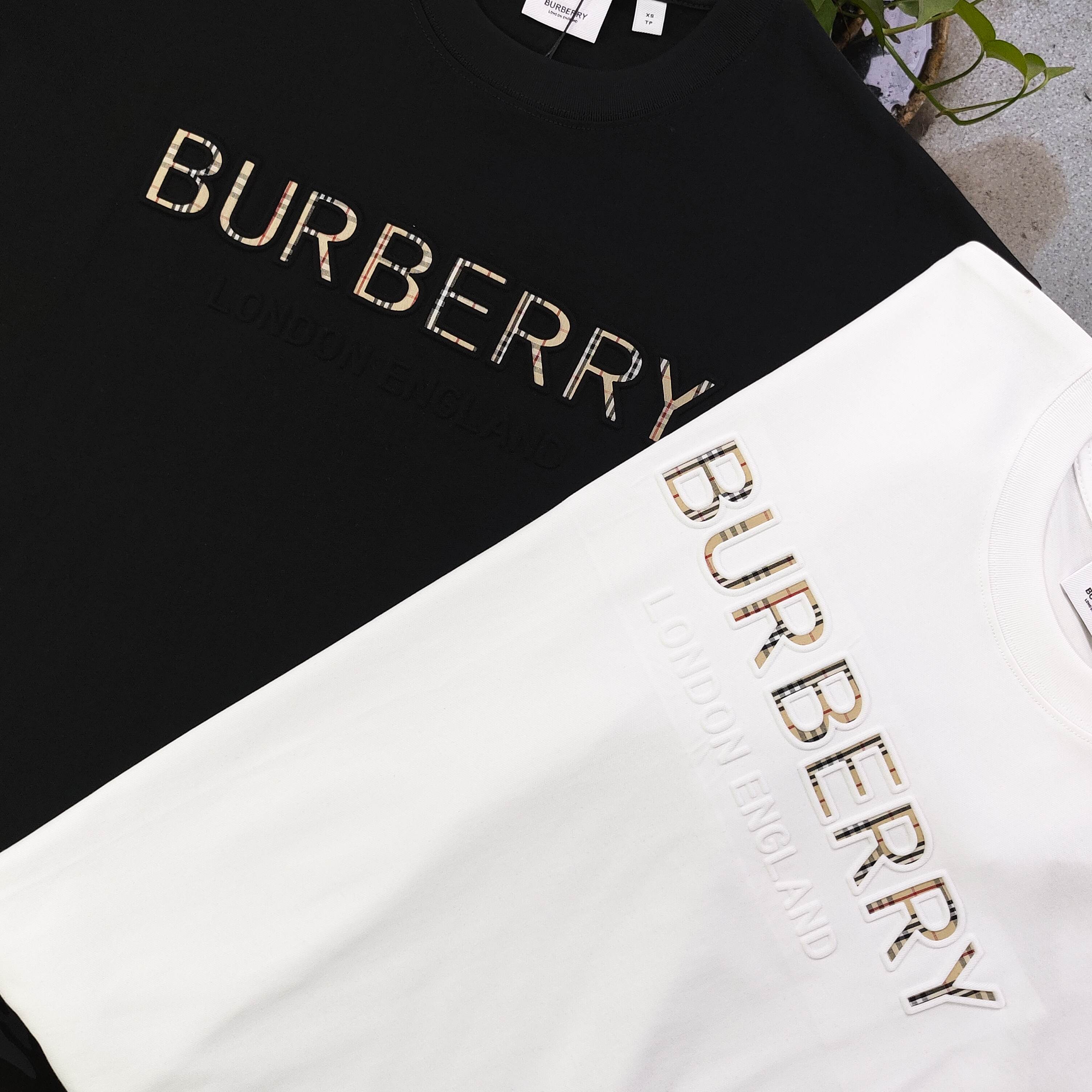 💰85
【款号：Cx38007】高版本
2025新款Burberry巴宝莉3D压印贴布字母logo图案休闲情侣宽松短袖T恤，独一无二的活性环保面料染色，32支双纱精梳纯棉爽滑手感，纯棉不起球不起毛，面料采用270克重的纯棉双纱爽滑面料，质量保证、定制面料、定制定染，欢迎对比质量，男女同款！
颜色：黑色 白色
尺码：XS-L 
    衣长 胸围 袖长 肩宽
XS   70   110   18.5   58.5
S    72   114    19     60
M    74   118   19.5   61.5
L    76   122    20    63