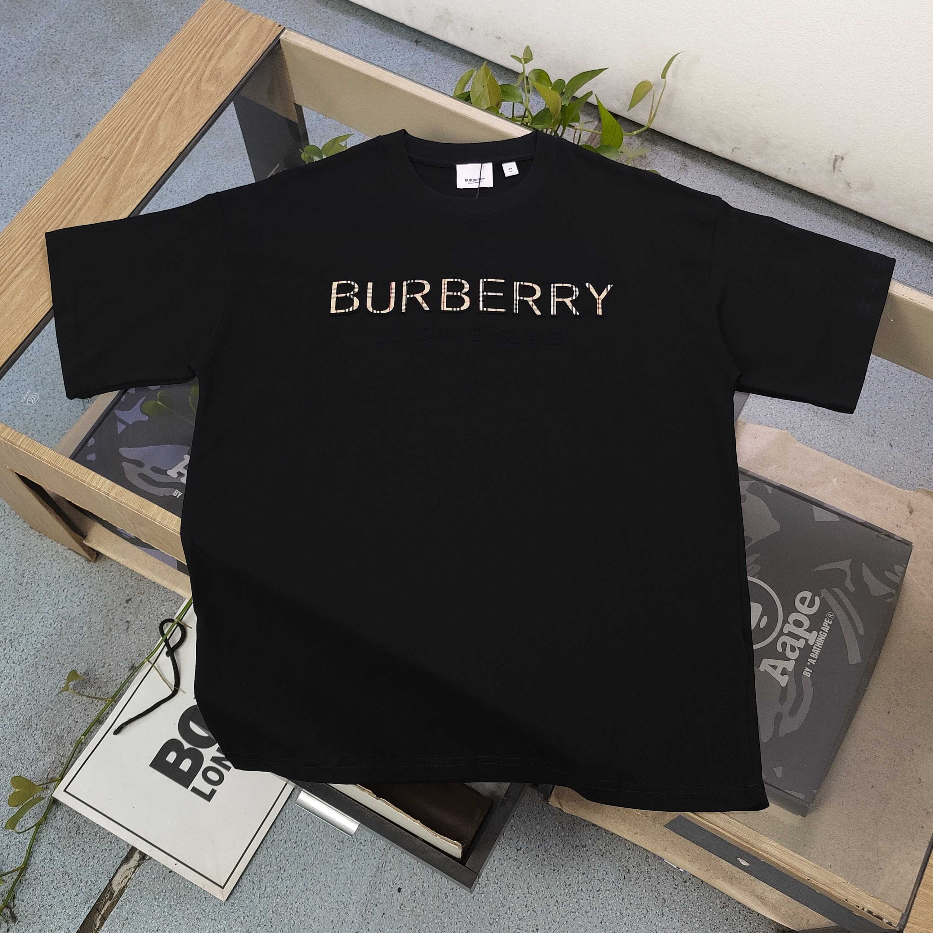 💰85
【款号：Cx38007】高版本
2025新款Burberry巴宝莉3D压印贴布字母logo图案休闲情侣宽松短袖T恤，独一无二的活性环保面料染色，32支双纱精梳纯棉爽滑手感，纯棉不起球不起毛，面料采用270克重的纯棉双纱爽滑面料，质量保证、定制面料、定制定染，欢迎对比质量，男女同款！
颜色：黑色 白色
尺码：XS-L 
    衣长 胸围 袖长 肩宽
XS   70   110   18.5   58.5
S    72   114    19     60
M    74   118   19.5   61.5
L    76   122    20    63