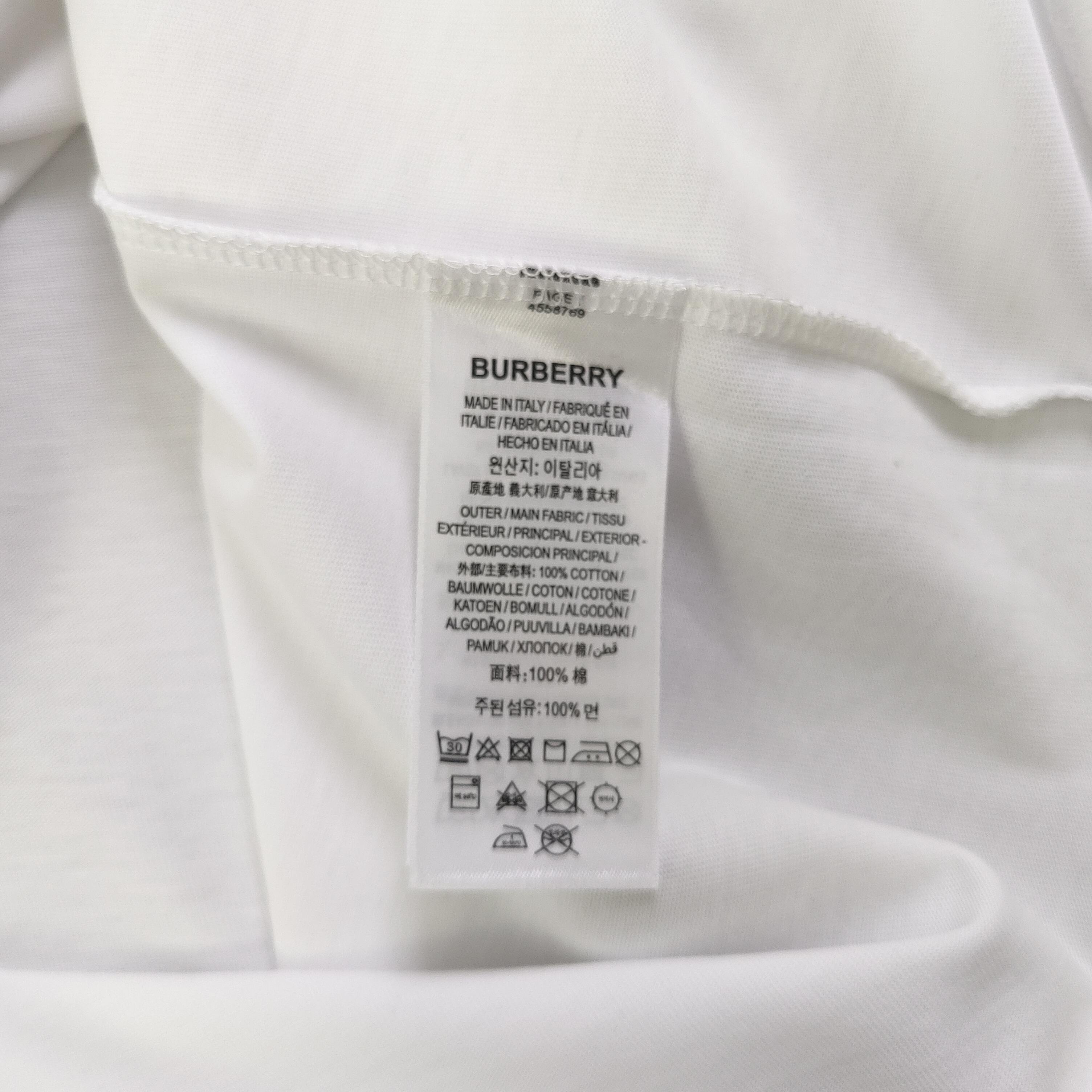 💰85
【款号：Cx38007】高版本
2025新款Burberry巴宝莉3D压印贴布字母logo图案休闲情侣宽松短袖T恤，独一无二的活性环保面料染色，32支双纱精梳纯棉爽滑手感，纯棉不起球不起毛，面料采用270克重的纯棉双纱爽滑面料，质量保证、定制面料、定制定染，欢迎对比质量，男女同款！
颜色：黑色 白色
尺码：XS-L 
    衣长 胸围 袖长 肩宽
XS   70   110   18.5   58.5
S    72   114    19     60
M    74   118   19.5   61.5
L    76   122    20    63