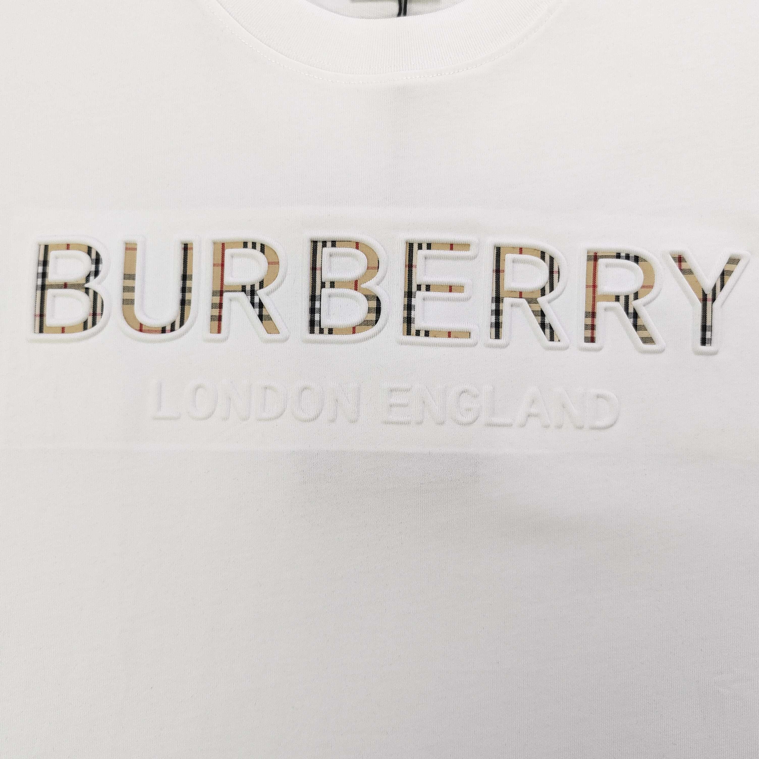 💰85
【款号：Cx38007】高版本
2025新款Burberry巴宝莉3D压印贴布字母logo图案休闲情侣宽松短袖T恤，独一无二的活性环保面料染色，32支双纱精梳纯棉爽滑手感，纯棉不起球不起毛，面料采用270克重的纯棉双纱爽滑面料，质量保证、定制面料、定制定染，欢迎对比质量，男女同款！
颜色：黑色 白色
尺码：XS-L 
    衣长 胸围 袖长 肩宽
XS   70   110   18.5   58.5
S    72   114    19     60
M    74   118   19.5   61.5
L    76   122    20    63