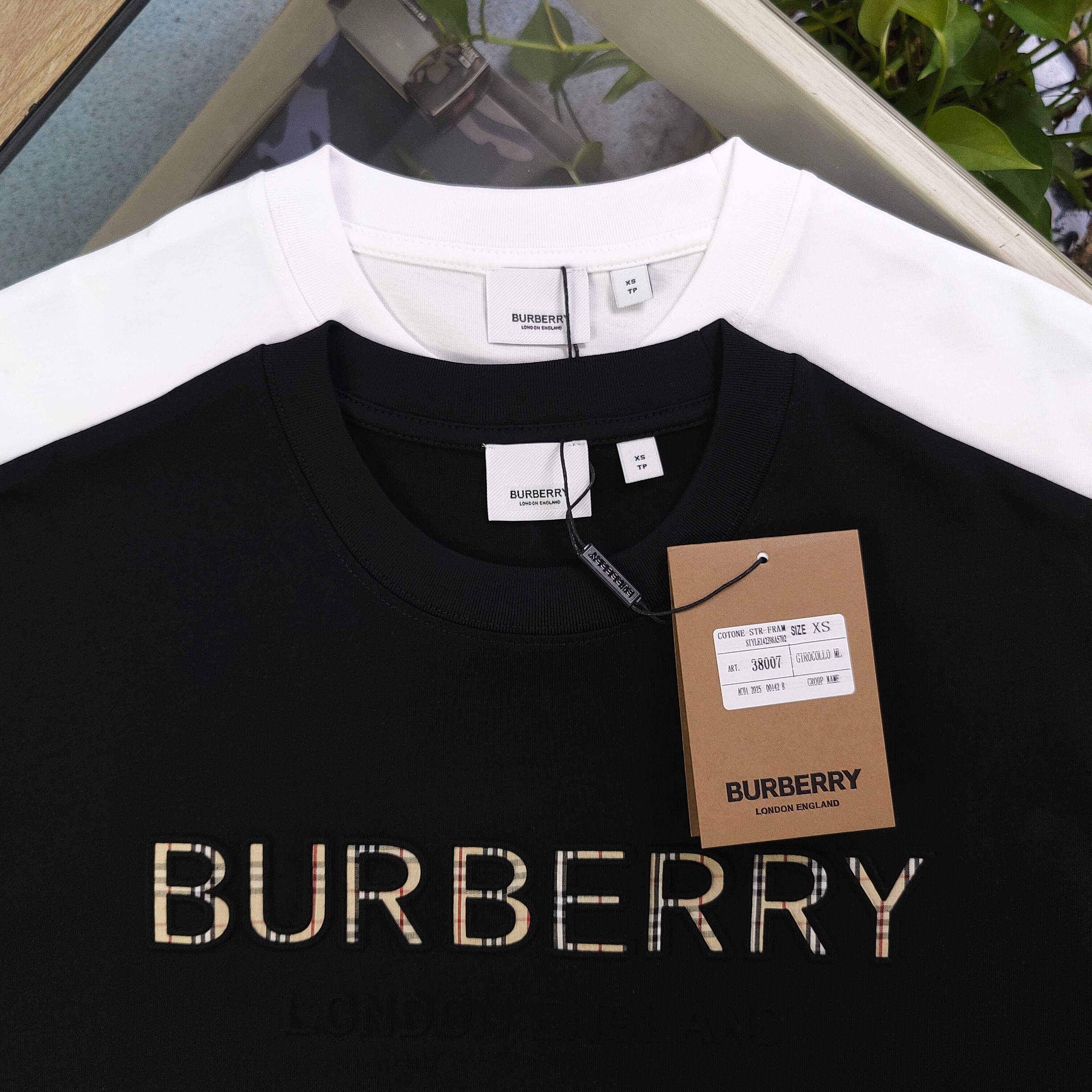 💰85
【款号：Cx38007】高版本
2025新款Burberry巴宝莉3D压印贴布字母logo图案休闲情侣宽松短袖T恤，独一无二的活性环保面料染色，32支双纱精梳纯棉爽滑手感，纯棉不起球不起毛，面料采用270克重的纯棉双纱爽滑面料，质量保证、定制面料、定制定染，欢迎对比质量，男女同款！
颜色：黑色 白色
尺码：XS-L 
    衣长 胸围 袖长 肩宽
XS   70   110   18.5   58.5
S    72   114    19     60
M    74   118   19.5   61.5
L    76   122    20    63