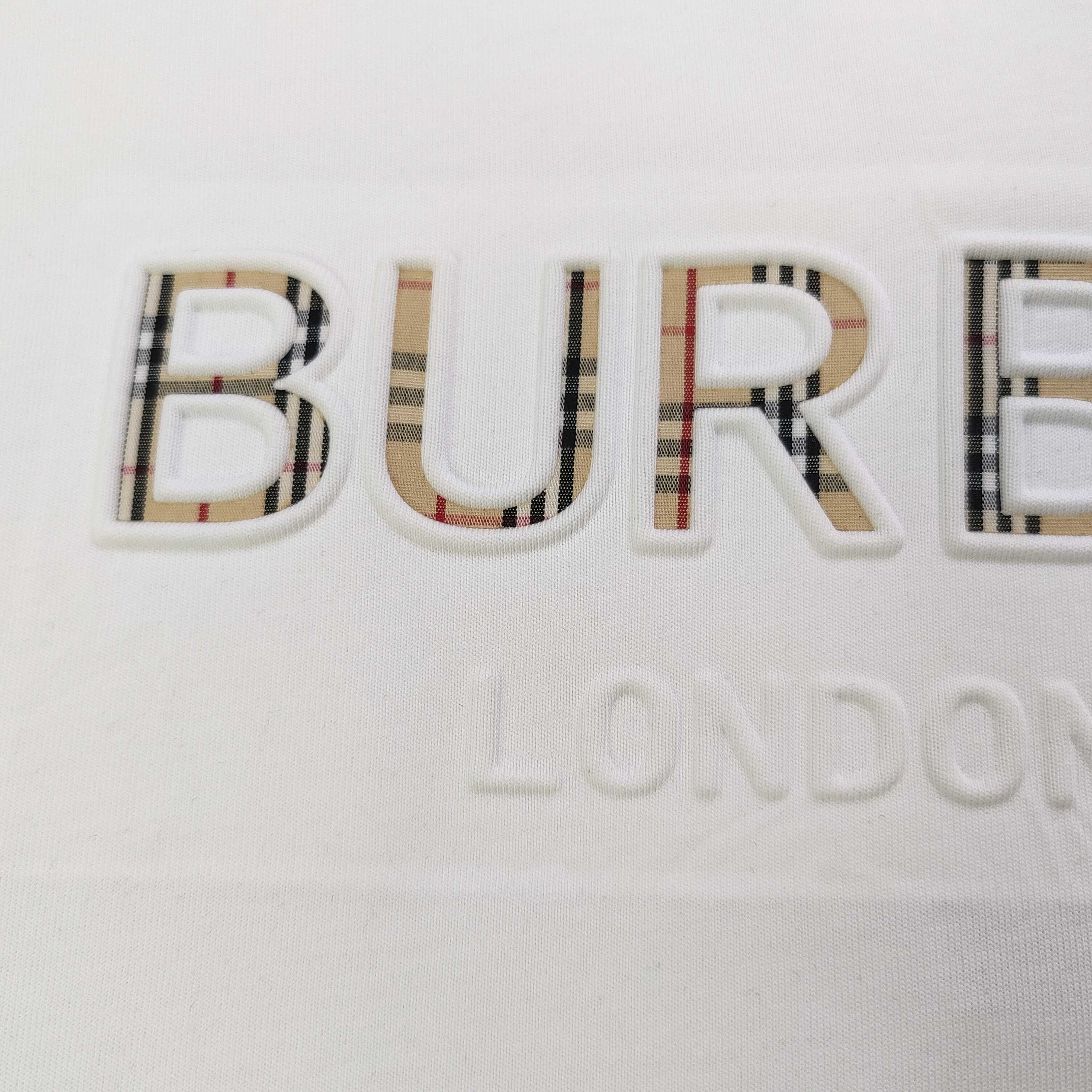 💰85
【款号：Cx38007】高版本
2025新款Burberry巴宝莉3D压印贴布字母logo图案休闲情侣宽松短袖T恤，独一无二的活性环保面料染色，32支双纱精梳纯棉爽滑手感，纯棉不起球不起毛，面料采用270克重的纯棉双纱爽滑面料，质量保证、定制面料、定制定染，欢迎对比质量，男女同款！
颜色：黑色 白色
尺码：XS-L 
    衣长 胸围 袖长 肩宽
XS   70   110   18.5   58.5
S    72   114    19     60
M    74   118   19.5   61.5
L    76   122    20    63