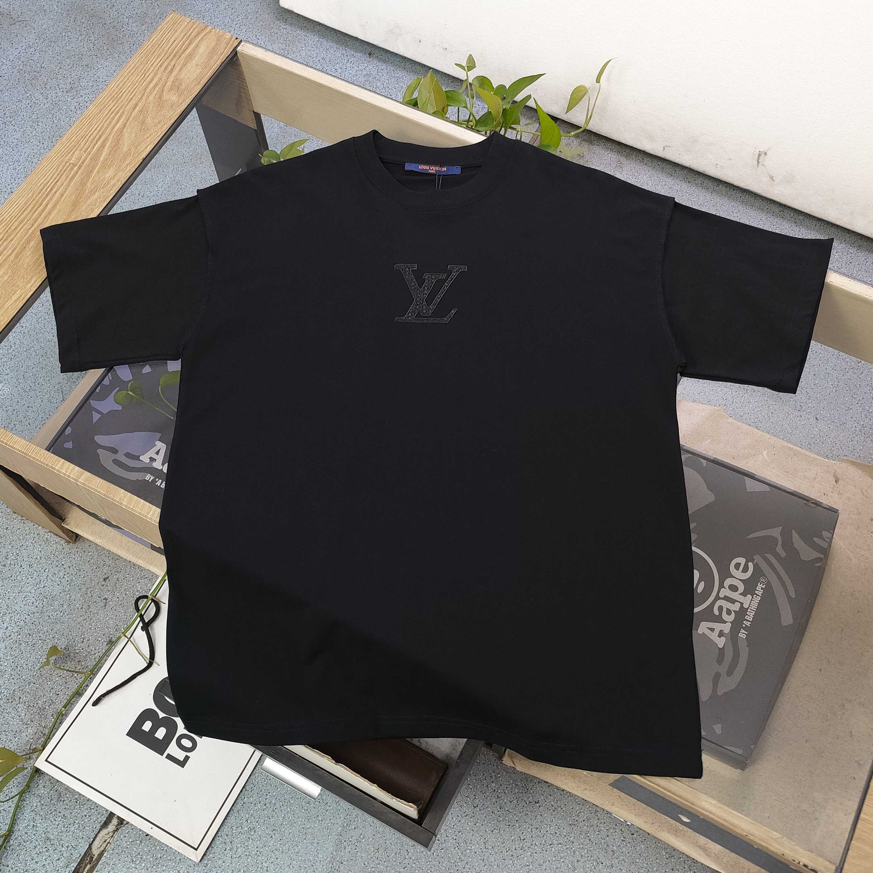 💰85
【款号：Cx2039】高版本
2025新款Louis Vuitton路易威登LV刺绣大logo图案绣花休闲情侣宽松短袖T恤，独一无二的活性环保面料染色，32支双纱精梳纯棉爽滑手感，纯棉不起球不起毛，面料采用270克重的纯棉双纱爽滑面料，质量保证、定制面料、定制定染，欢迎对比质量，男女同款！
颜色：黑色 白色
尺码：XS-L 
    衣长 胸围 袖长 肩宽
XS   70   110   18.5   58.5
S    72   114    19     60
M    74   118   19.5   61.5
L    76   122    20    63