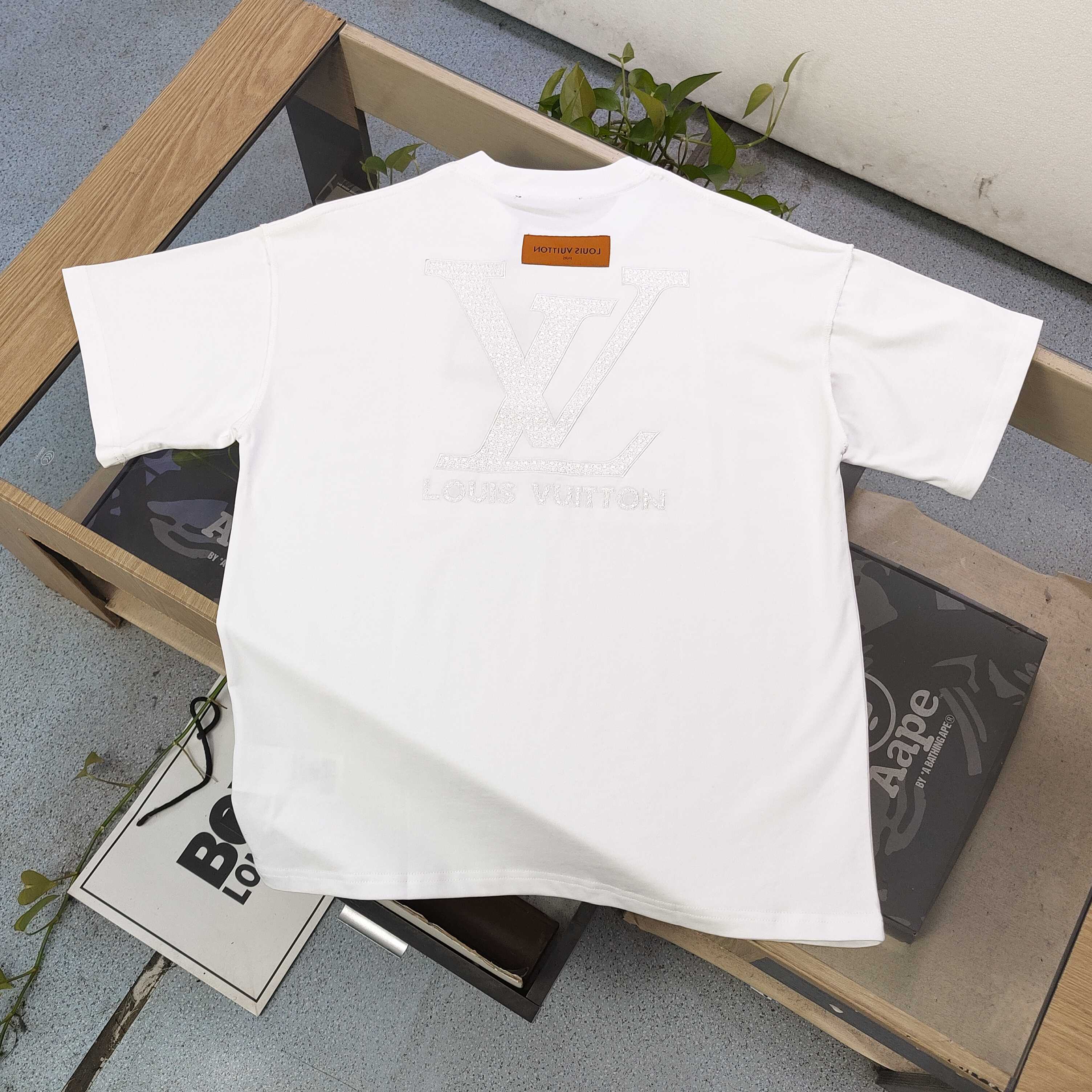 💰85
【款号：Cx2039】高版本
2025新款Louis Vuitton路易威登LV刺绣大logo图案绣花休闲情侣宽松短袖T恤，独一无二的活性环保面料染色，32支双纱精梳纯棉爽滑手感，纯棉不起球不起毛，面料采用270克重的纯棉双纱爽滑面料，质量保证、定制面料、定制定染，欢迎对比质量，男女同款！
颜色：黑色 白色
尺码：XS-L 
    衣长 胸围 袖长 肩宽
XS   70   110   18.5   58.5
S    72   114    19     60
M    74   118   19.5   61.5
L    76   122    20    63