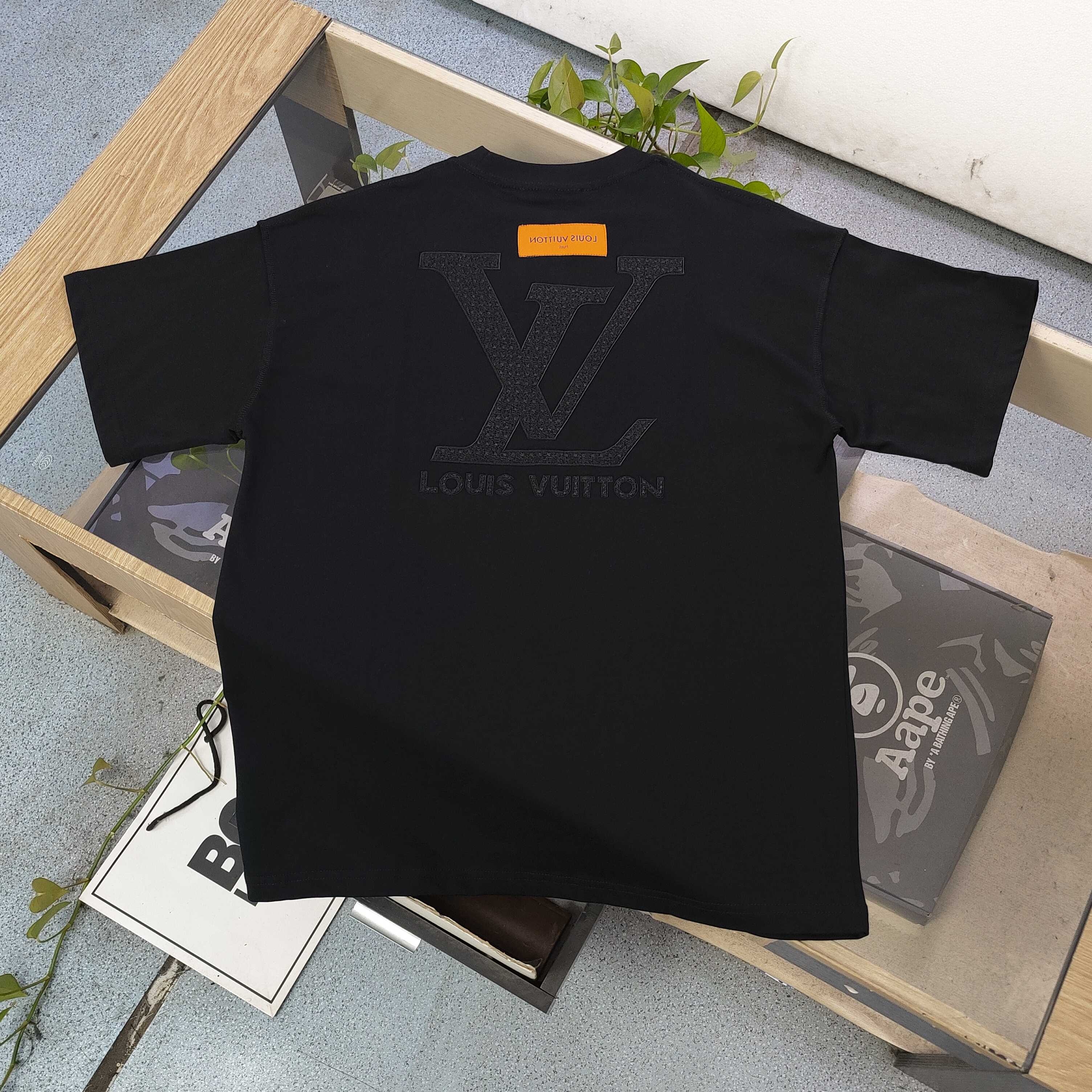 💰85
【款号：Cx2039】高版本
2025新款Louis Vuitton路易威登LV刺绣大logo图案绣花休闲情侣宽松短袖T恤，独一无二的活性环保面料染色，32支双纱精梳纯棉爽滑手感，纯棉不起球不起毛，面料采用270克重的纯棉双纱爽滑面料，质量保证、定制面料、定制定染，欢迎对比质量，男女同款！
颜色：黑色 白色
尺码：XS-L 
    衣长 胸围 袖长 肩宽
XS   70   110   18.5   58.5
S    72   114    19     60
M    74   118   19.5   61.5
L    76   122    20    63