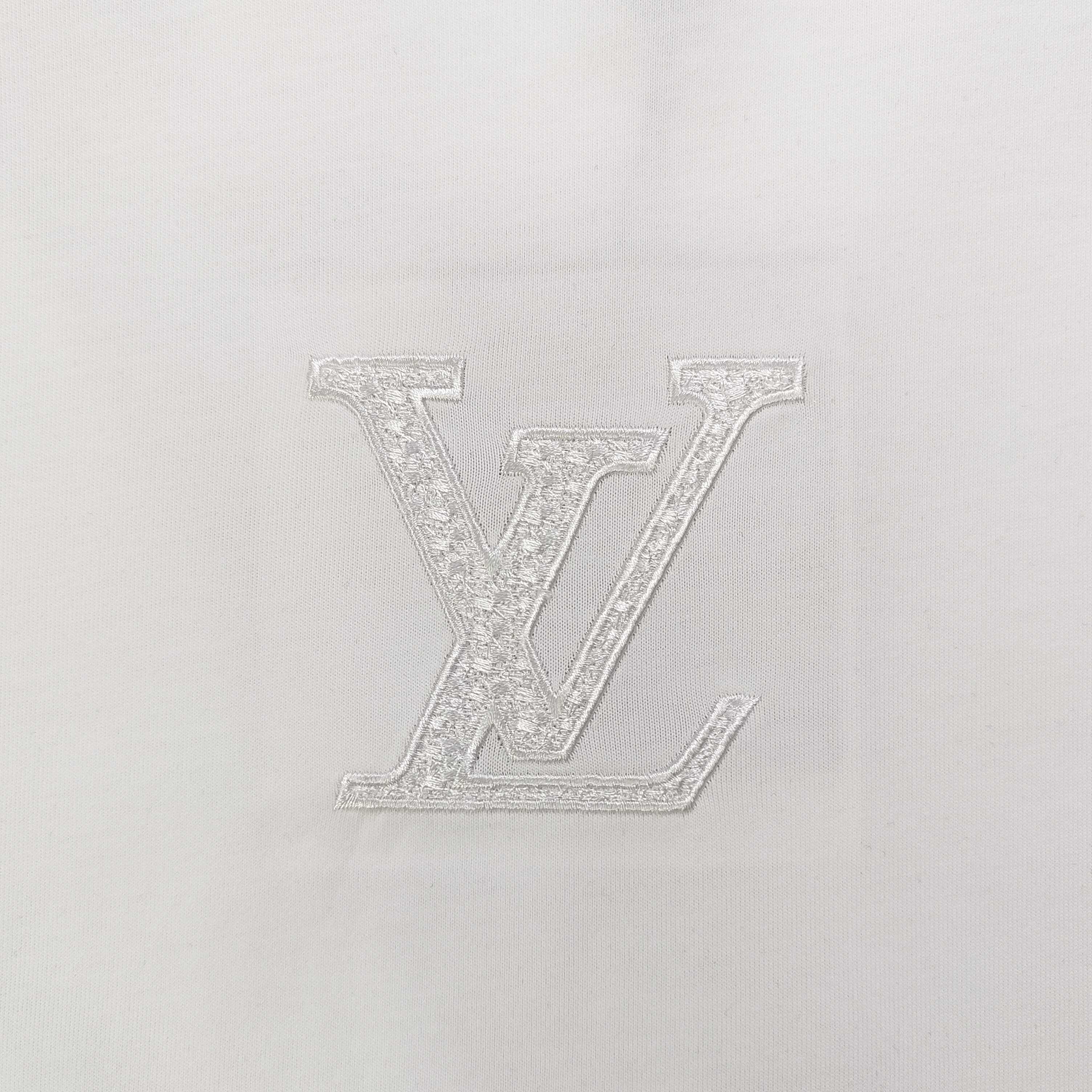💰85
【款号：Cx2039】高版本
2025新款Louis Vuitton路易威登LV刺绣大logo图案绣花休闲情侣宽松短袖T恤，独一无二的活性环保面料染色，32支双纱精梳纯棉爽滑手感，纯棉不起球不起毛，面料采用270克重的纯棉双纱爽滑面料，质量保证、定制面料、定制定染，欢迎对比质量，男女同款！
颜色：黑色 白色
尺码：XS-L 
    衣长 胸围 袖长 肩宽
XS   70   110   18.5   58.5
S    72   114    19     60
M    74   118   19.5   61.5
L    76   122    20    63