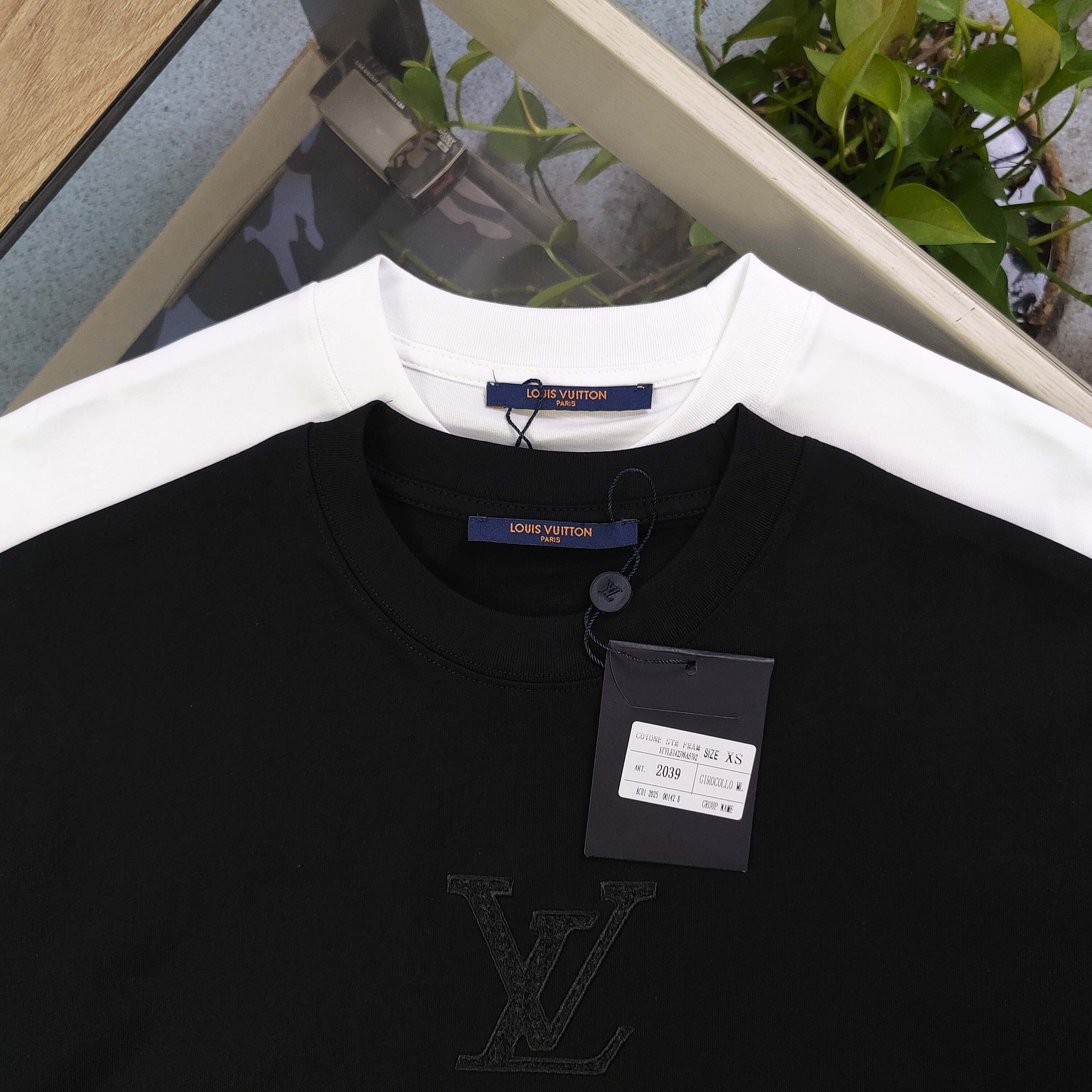 💰85
【款号：Cx2039】高版本
2025新款Louis Vuitton路易威登LV刺绣大logo图案绣花休闲情侣宽松短袖T恤，独一无二的活性环保面料染色，32支双纱精梳纯棉爽滑手感，纯棉不起球不起毛，面料采用270克重的纯棉双纱爽滑面料，质量保证、定制面料、定制定染，欢迎对比质量，男女同款！
颜色：黑色 白色
尺码：XS-L 
    衣长 胸围 袖长 肩宽
XS   70   110   18.5   58.5
S    72   114    19     60
M    74   118   19.5   61.5
L    76   122    20    63