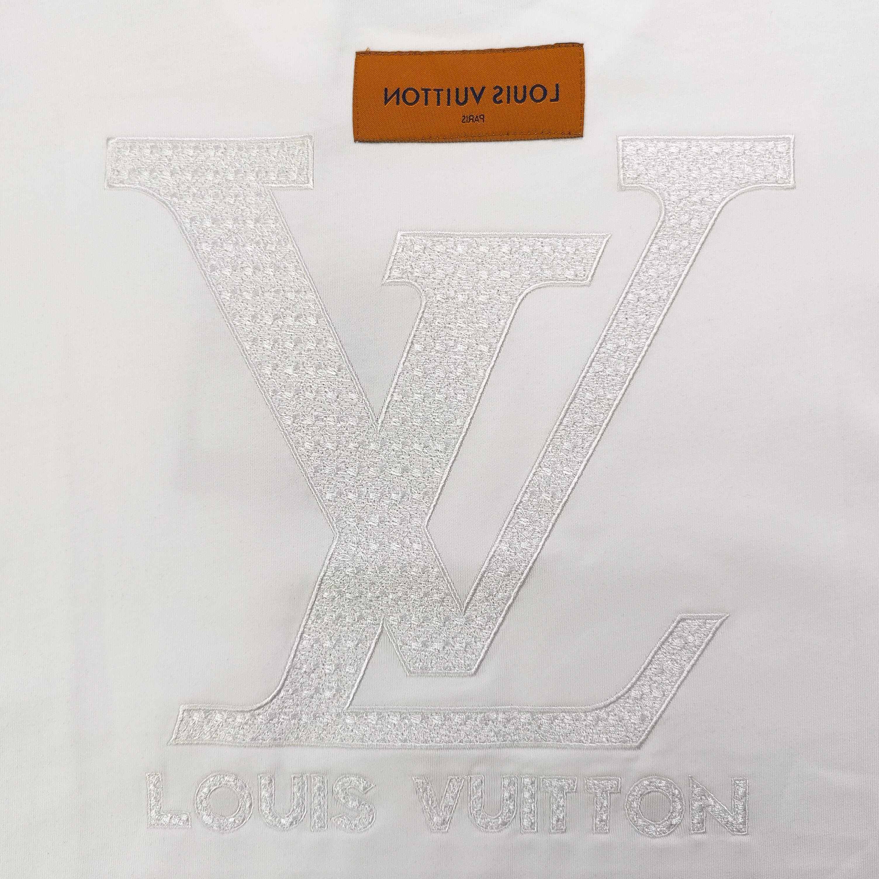 💰85
【款号：Cx2039】高版本
2025新款Louis Vuitton路易威登LV刺绣大logo图案绣花休闲情侣宽松短袖T恤，独一无二的活性环保面料染色，32支双纱精梳纯棉爽滑手感，纯棉不起球不起毛，面料采用270克重的纯棉双纱爽滑面料，质量保证、定制面料、定制定染，欢迎对比质量，男女同款！
颜色：黑色 白色
尺码：XS-L 
    衣长 胸围 袖长 肩宽
XS   70   110   18.5   58.5
S    72   114    19     60
M    74   118   19.5   61.5
L    76   122    20    63