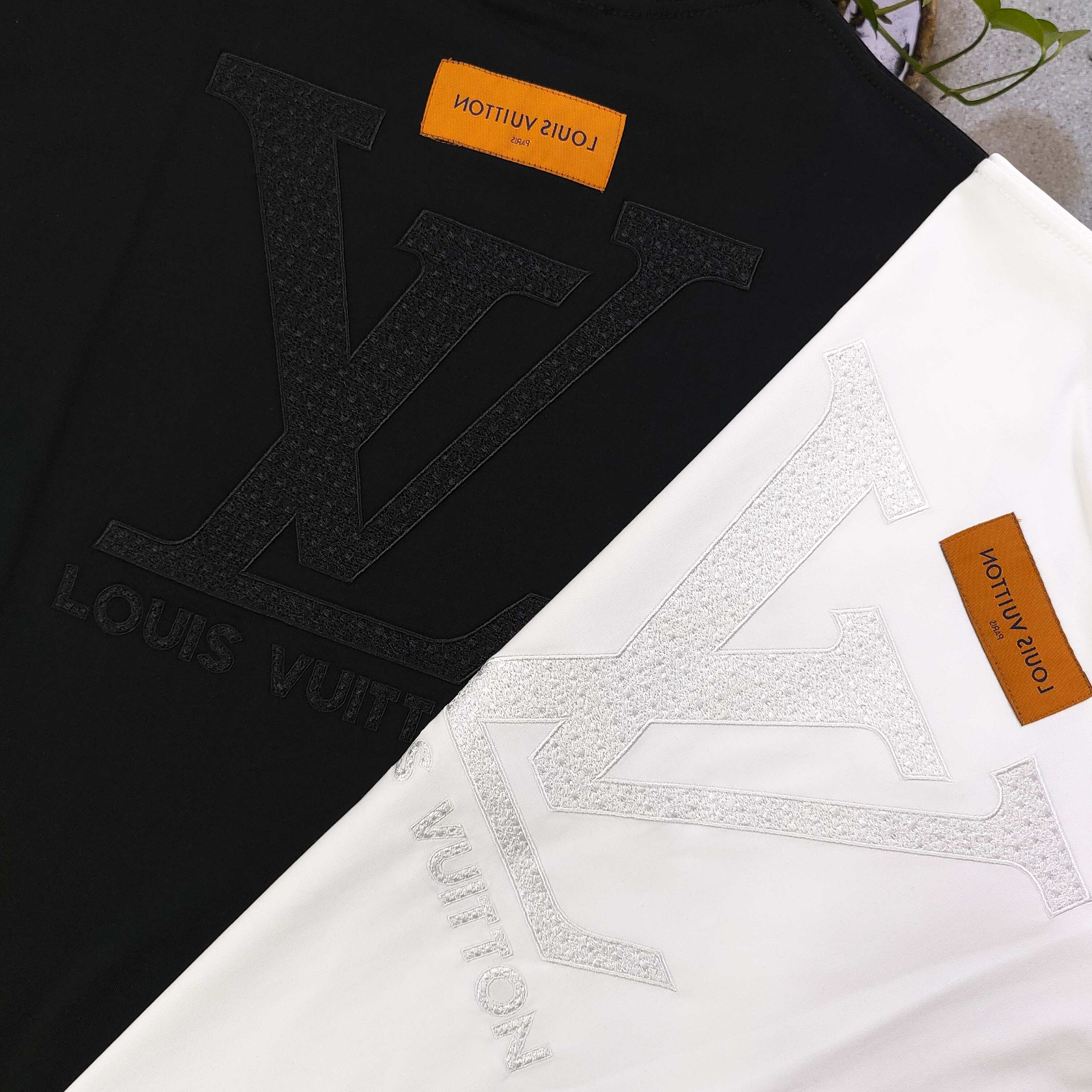💰85
【款号：Cx2039】高版本
2025新款Louis Vuitton路易威登LV刺绣大logo图案绣花休闲情侣宽松短袖T恤，独一无二的活性环保面料染色，32支双纱精梳纯棉爽滑手感，纯棉不起球不起毛，面料采用270克重的纯棉双纱爽滑面料，质量保证、定制面料、定制定染，欢迎对比质量，男女同款！
颜色：黑色 白色
尺码：XS-L 
    衣长 胸围 袖长 肩宽
XS   70   110   18.5   58.5
S    72   114    19     60
M    74   118   19.5   61.5
L    76   122    20    63