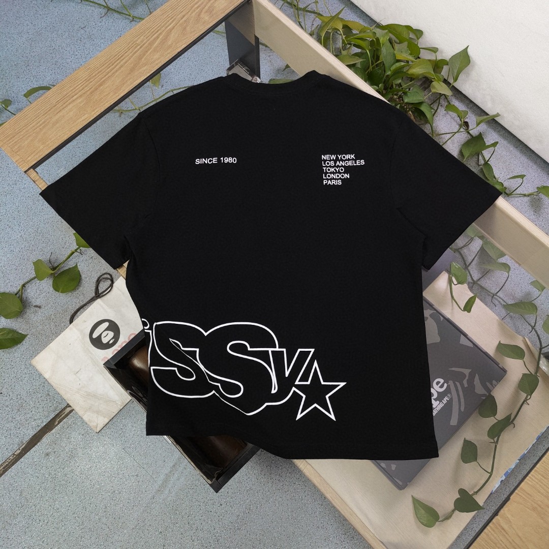 💰70
【款号：Bm175】
2025新款Stussy斯图西下摆镂空字母图案logo印花休闲情侣宽松短袖T恤，经典永远不会过时、人手必备款，250g纯棉精梳棉不起球不起毛，上手质感绝对可对比！ 环保进口印花浆料！质量保证、原厂面料、定制定染、包浆印刷环保不开裂，欢迎对比质量，男女同款！
颜色：黑色 白色
尺码：S～XL
    肩宽 胸围 衣长
S    52    112    70
M   54    116    72
L    56    120    74
XL  58    124    76