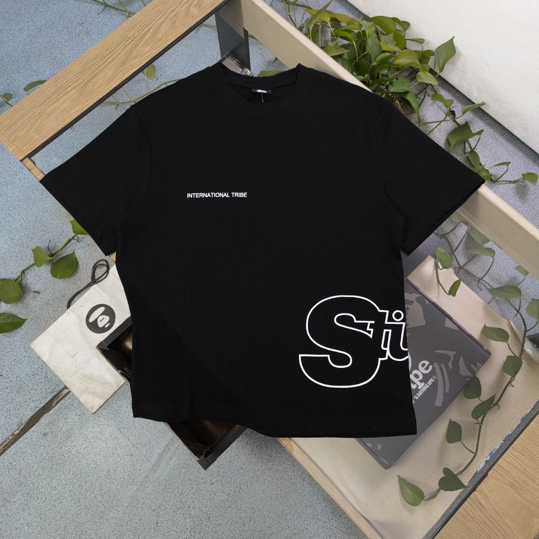 💰70
【款号：Bm175】
2025新款Stussy斯图西下摆镂空字母图案logo印花休闲情侣宽松短袖T恤，经典永远不会过时、人手必备款，250g纯棉精梳棉不起球不起毛，上手质感绝对可对比！ 环保进口印花浆料！质量保证、原厂面料、定制定染、包浆印刷环保不开裂，欢迎对比质量，男女同款！
颜色：黑色 白色
尺码：S～XL
    肩宽 胸围 衣长
S    52    112    70
M   54    116    72
L    56    120    74
XL  58    124    76