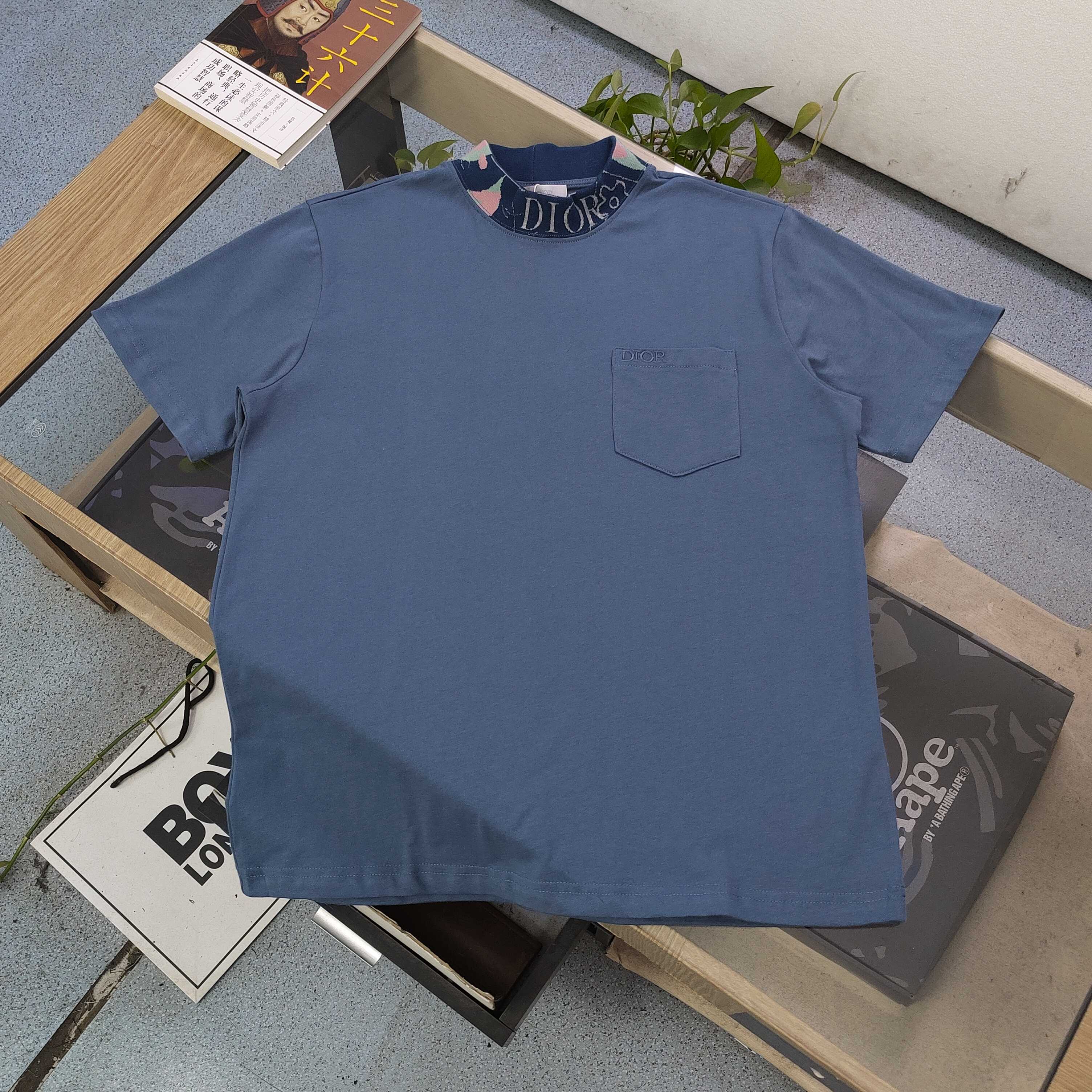 此款不优惠 💰120
【款号：KL5009】高版本
2025新款Dior迪奥刺绣口袋字母logo字母绣花休闲情侣宽松短袖T恤，独一无二的活性环保面料染色，32支双纱精梳纯棉爽滑手感，纯棉不起球不起毛，面料采用280克重的纯棉爽滑面料，质量保证、原厂面料、定制定染，欢迎对比质量，男女同款！
颜色：蓝色 白色
尺码：XS-L 
     肩宽 衣长 胸围
XS    52   70    104
S      55   72    110
M     58    74    116
L      61    76    122