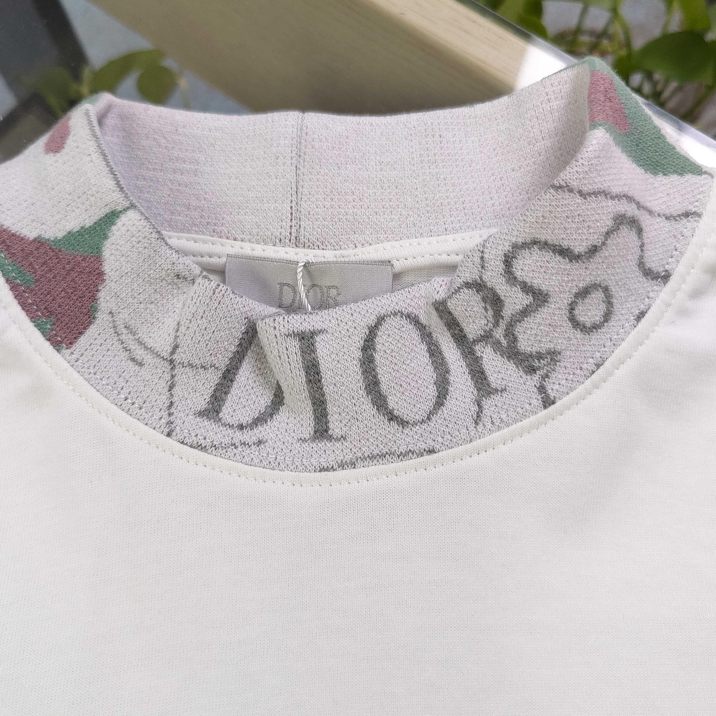 此款不优惠 💰120
【款号：KL5009】高版本
2025新款Dior迪奥刺绣口袋字母logo字母绣花休闲情侣宽松短袖T恤，独一无二的活性环保面料染色，32支双纱精梳纯棉爽滑手感，纯棉不起球不起毛，面料采用280克重的纯棉爽滑面料，质量保证、原厂面料、定制定染，欢迎对比质量，男女同款！
颜色：蓝色 白色
尺码：XS-L 
     肩宽 衣长 胸围
XS    52   70    104
S      55   72    110
M     58    74    116
L      61    76    122