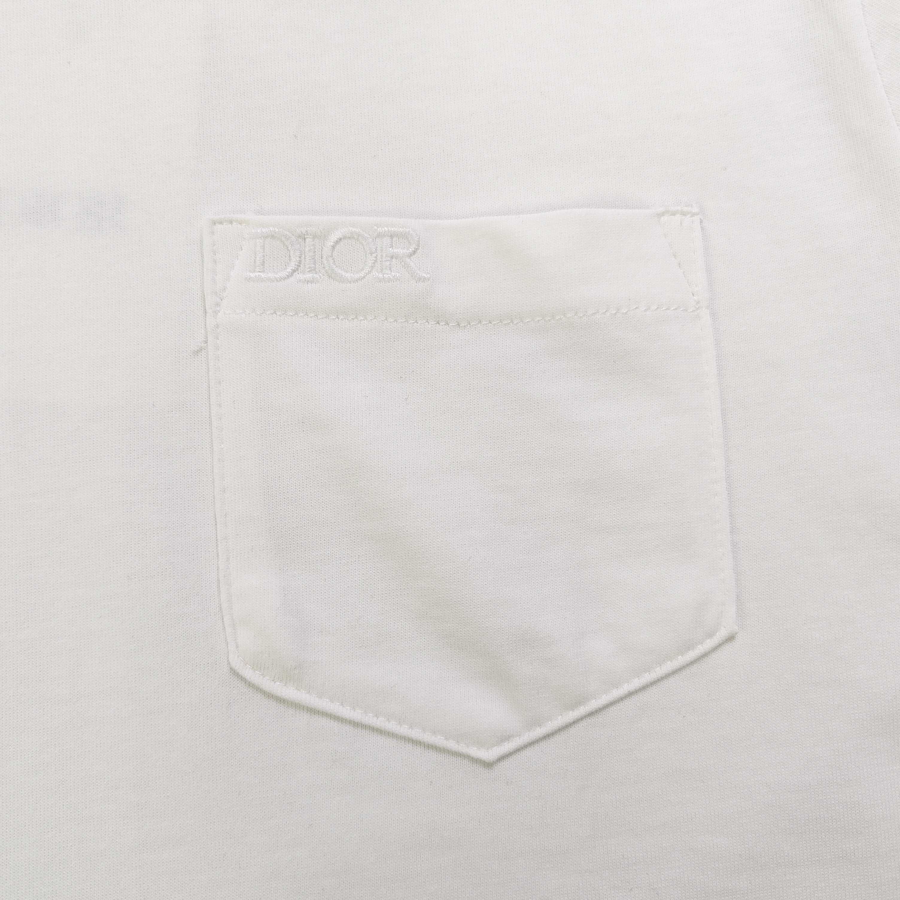 此款不优惠 💰120
【款号：KL5009】高版本
2025新款Dior迪奥刺绣口袋字母logo字母绣花休闲情侣宽松短袖T恤，独一无二的活性环保面料染色，32支双纱精梳纯棉爽滑手感，纯棉不起球不起毛，面料采用280克重的纯棉爽滑面料，质量保证、原厂面料、定制定染，欢迎对比质量，男女同款！
颜色：蓝色 白色
尺码：XS-L 
     肩宽 衣长 胸围
XS    52   70    104
S      55   72    110
M     58    74    116
L      61    76    122