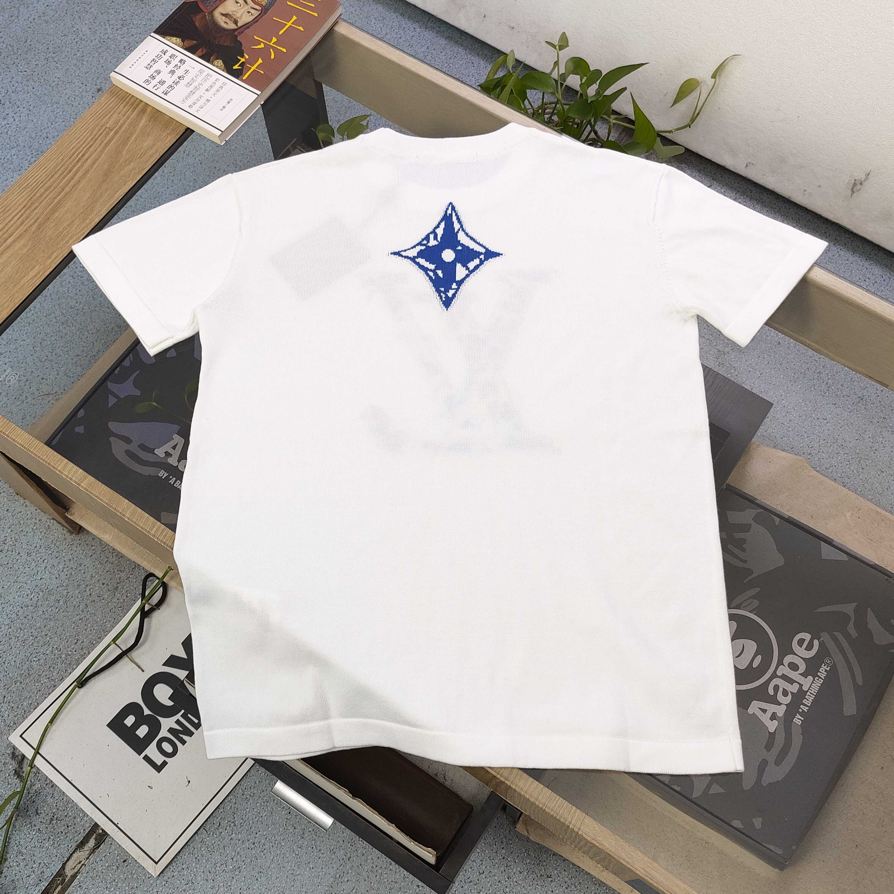此款不优惠 💰130
【款号：KL5018】高版本
2025新款Louis Vuitton路易威登LV蓝迷彩大Logo图案提花休闲情侣宽松针织短袖T恤，独一无二的活性环保面料染色，针织面料，爽滑手感，纯棉不起球不起毛，面料采用270克重的纯棉面料，质量保证、原厂面料、定制定染，欢迎对比质量，男女同款！
颜色：白色
尺码：XS-L 
     肩宽 衣长 胸围
XS    52   70    104
S      55   72    110
M     58    74    116
L      61    76    122