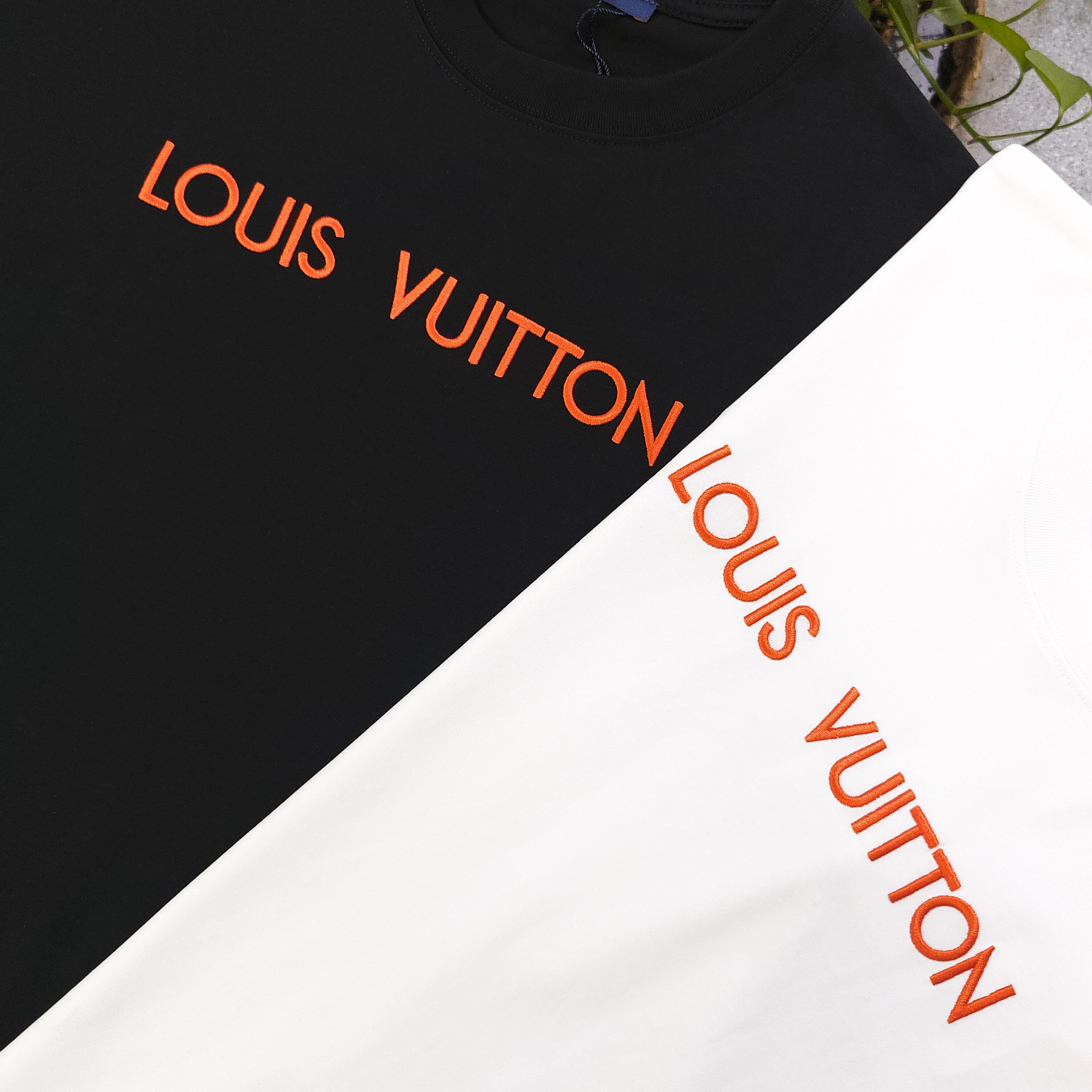 💰85
【款号:Cx26008】高版本
2025新款Louis Vuitton路易威登LV经典橘红色刺绣字母图案logo绣花休闲情侣宽松短袖T恤,独一无二的活性环保面料染色,32支双纱精梳纯棉爽滑手感,纯棉不起球不起毛,面料采用270克重的纯棉双纱爽滑面料,质量保证、定制面料、定制定染,欢迎对比质量,男女同款!
颜色:黑色 白色
尺码:XS-L
衣长 胸围 袖长 肩宽
XS 70 110 18.5 58.5
S 72 114 19 60
M 74 118 19.5 61.5
L 76 122 20 63