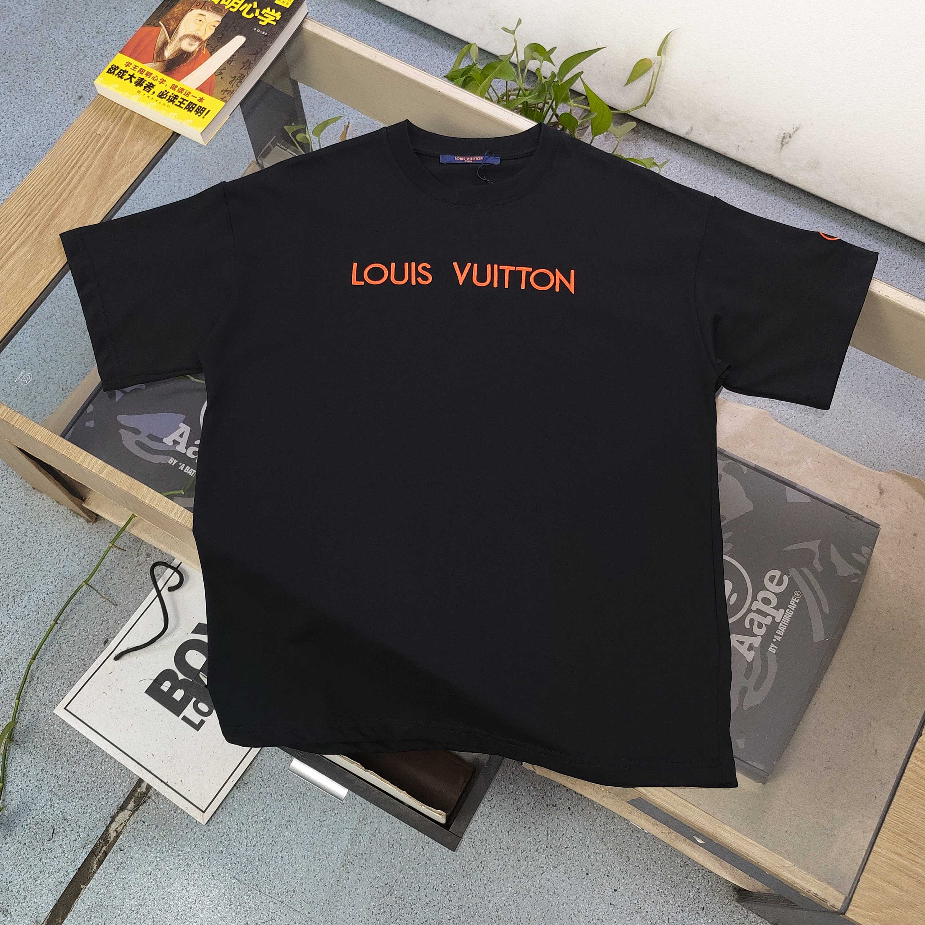 💰85
【款号:Cx26008】高版本
2025新款Louis Vuitton路易威登LV经典橘红色刺绣字母图案logo绣花休闲情侣宽松短袖T恤,独一无二的活性环保面料染色,32支双纱精梳纯棉爽滑手感,纯棉不起球不起毛,面料采用270克重的纯棉双纱爽滑面料,质量保证、定制面料、定制定染,欢迎对比质量,男女同款!
颜色:黑色 白色
尺码:XS-L
衣长 胸围 袖长 肩宽
XS 70 110 18.5 58.5
S 72 114 19 60
M 74 118 19.5 61.5
L 76 122 20 63
