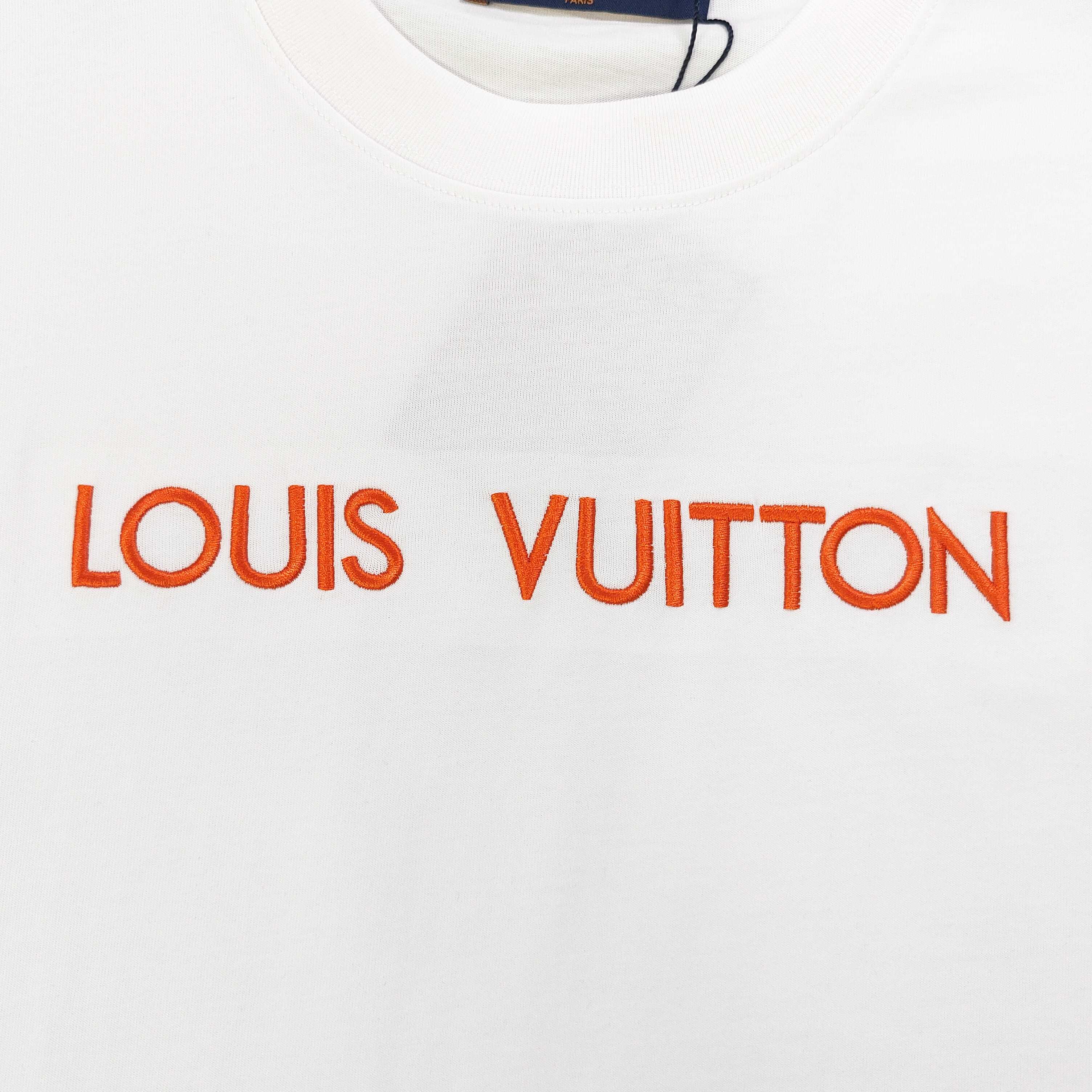 💰85
【款号:Cx26008】高版本
2025新款Louis Vuitton路易威登LV经典橘红色刺绣字母图案logo绣花休闲情侣宽松短袖T恤,独一无二的活性环保面料染色,32支双纱精梳纯棉爽滑手感,纯棉不起球不起毛,面料采用270克重的纯棉双纱爽滑面料,质量保证、定制面料、定制定染,欢迎对比质量,男女同款!
颜色:黑色 白色
尺码:XS-L
衣长 胸围 袖长 肩宽
XS 70 110 18.5 58.5
S 72 114 19 60
M 74 118 19.5 61.5
L 76 122 20 63