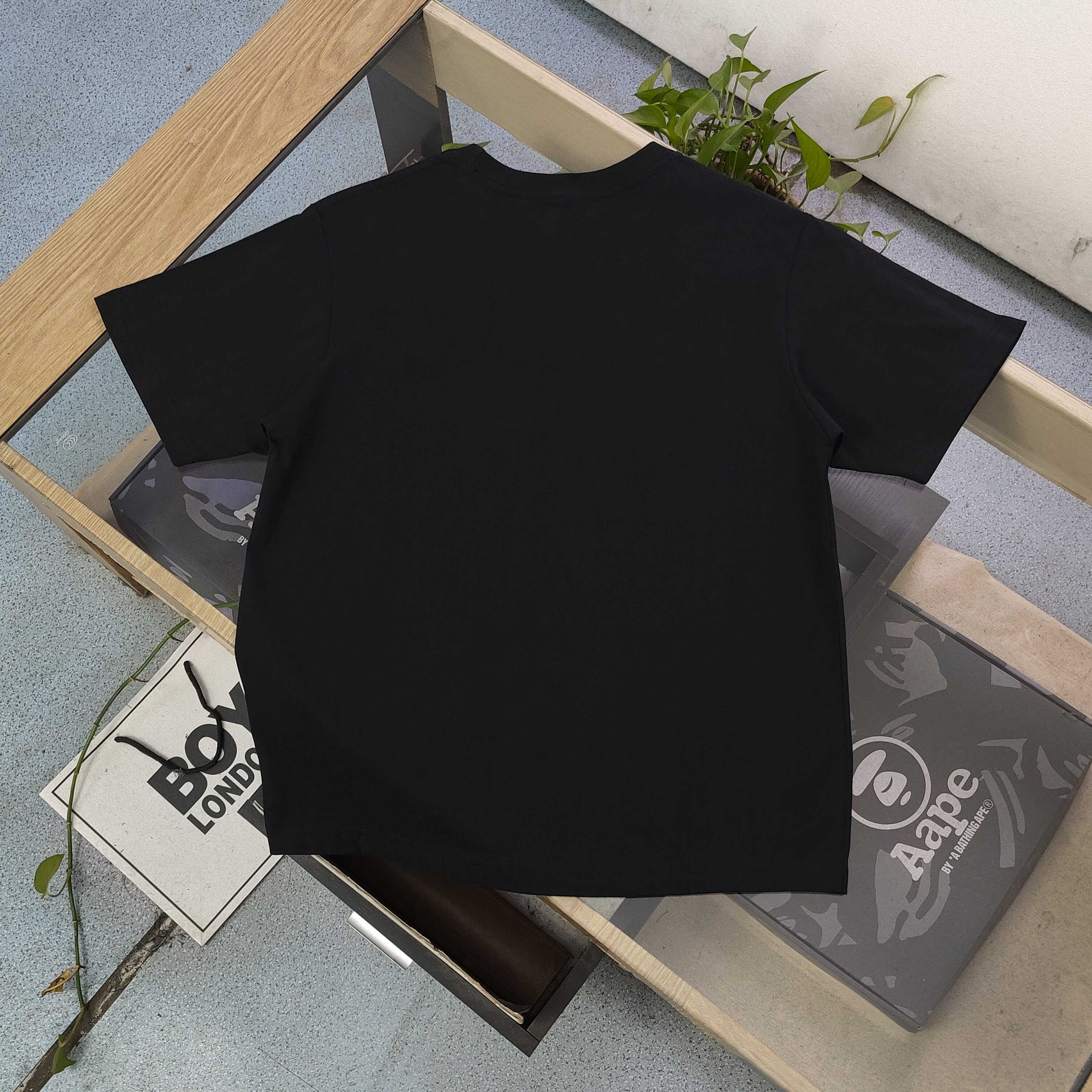 💰85
【款号:Sc720】
2025新款Bape猿人头绿迷彩图案logo印花休闲情侣短袖T恤,邂逅醒目黄棕迷彩猿人头图案,经典元素碰撞时尚火花,R标加持更显独特态度。舒适面料,亲肤透气,无论是搭配休闲短裤还是潮流长裤,都能轻松出彩。穿上它,即刻彰显个性,成为街头潮流焦点,释放属于你的独特魅力,男女同款!
颜色:黑色 白色
尺码:M-3XL
胸围 肩宽 衣长 袖长
M 100 44 67 21
L 104 46 69 22
XL 110 49 72 23
2XL 116 52 75 24
3XL 124 56 78 26