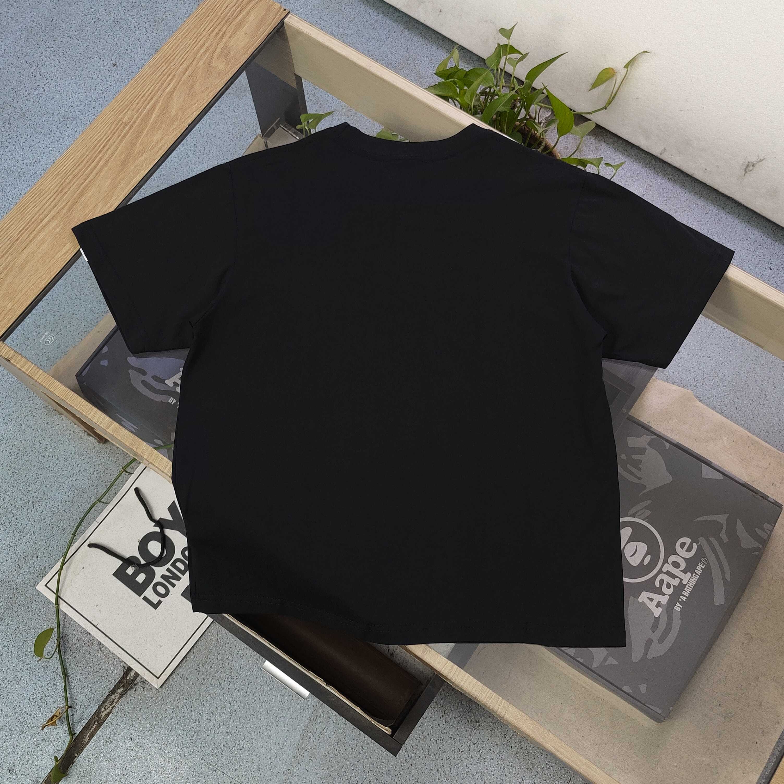 💰85
【款号:Sc708】
2025新款Bape倒转猿人头杂乱字母图案logo印花休闲情侣短袖T恤,邂逅醒目黄棕迷彩猿人头图案,经典元素碰撞时尚火花,R标加持更显独特态度。舒适面料,亲肤透气,无论是搭配休闲短裤还是潮流长裤,都能轻松出彩。穿上它,即刻彰显个性,成为街头潮流焦点,释放属于你的独特魅力,男女同款!
颜色:黑色 白色
尺码:M-3XL
胸围 肩宽 衣长 袖长
M 100 44 67 21
L 104 46 69 22
XL 110 49 72 23
2XL 116 52 75 24
3XL 124 56 78 26