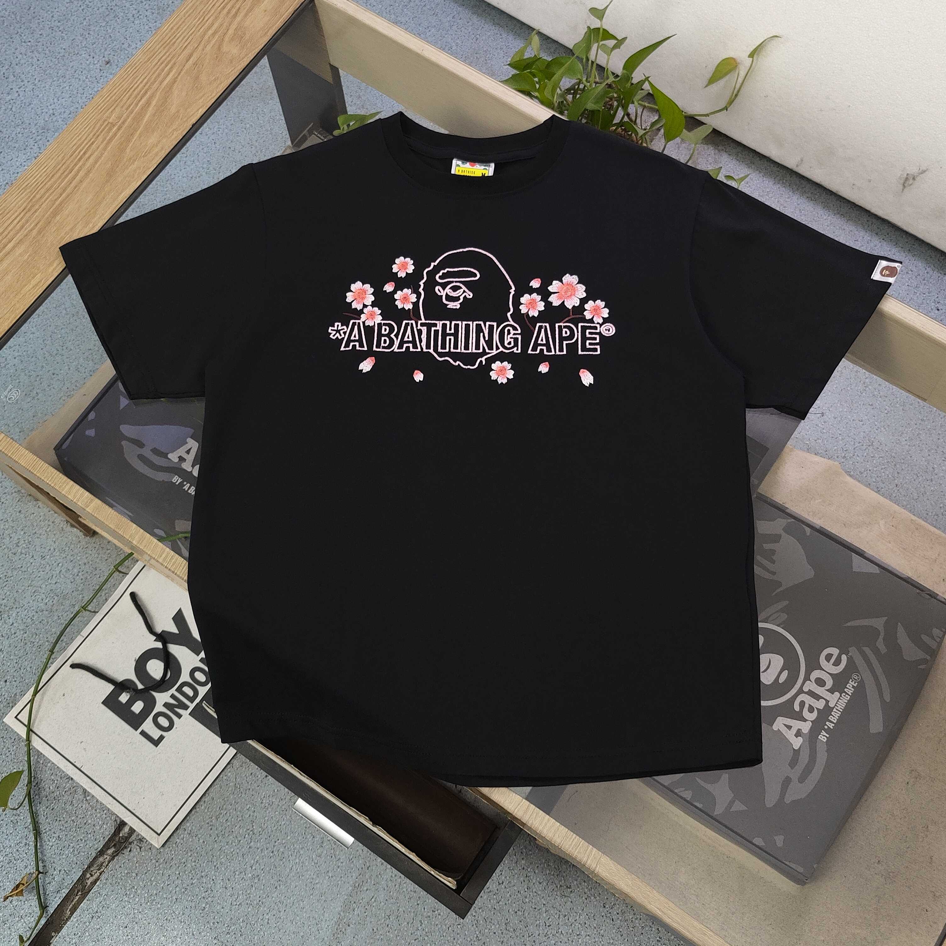 💰85
【款号:Sc787】
2025新款Bape猿人头刺绣樱花字母图案logo绣花休闲情侣短袖T恤,邂逅醒目黄棕迷彩猿人头图案,经典元素碰撞时尚火花,R标加持更显独特态度。舒适面料,亲肤透气,无论是搭配休闲短裤还是潮流长裤,都能轻松出彩。穿上它,即刻彰显个性,成为街头潮流焦点,释放属于你的独特魅力,男女同款!
颜色:黑色 白色
尺码:M-3XL
胸围 肩宽 衣长 袖长
M 100 44 67 21
L 104 46 69 22
XL 110 49 72 23
2XL 116 52 75 24
3XL 124 56 78 26
