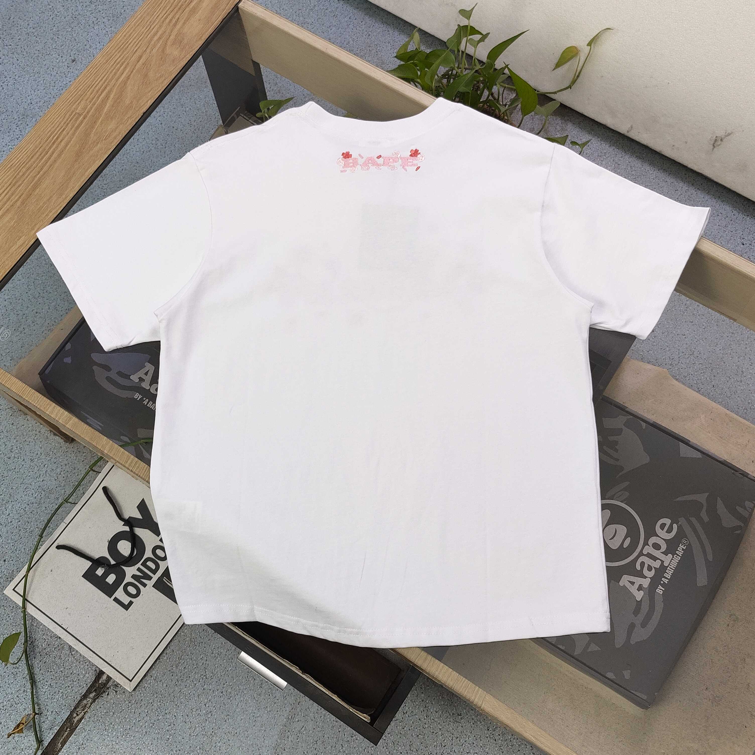 💰85
【款号:Sc787】
2025新款Bape猿人头刺绣樱花字母图案logo绣花休闲情侣短袖T恤,邂逅醒目黄棕迷彩猿人头图案,经典元素碰撞时尚火花,R标加持更显独特态度。舒适面料,亲肤透气,无论是搭配休闲短裤还是潮流长裤,都能轻松出彩。穿上它,即刻彰显个性,成为街头潮流焦点,释放属于你的独特魅力,男女同款!
颜色:黑色 白色
尺码:M-3XL
胸围 肩宽 衣长 袖长
M 100 44 67 21
L 104 46 69 22
XL 110 49 72 23
2XL 116 52 75 24
3XL 124 56 78 26