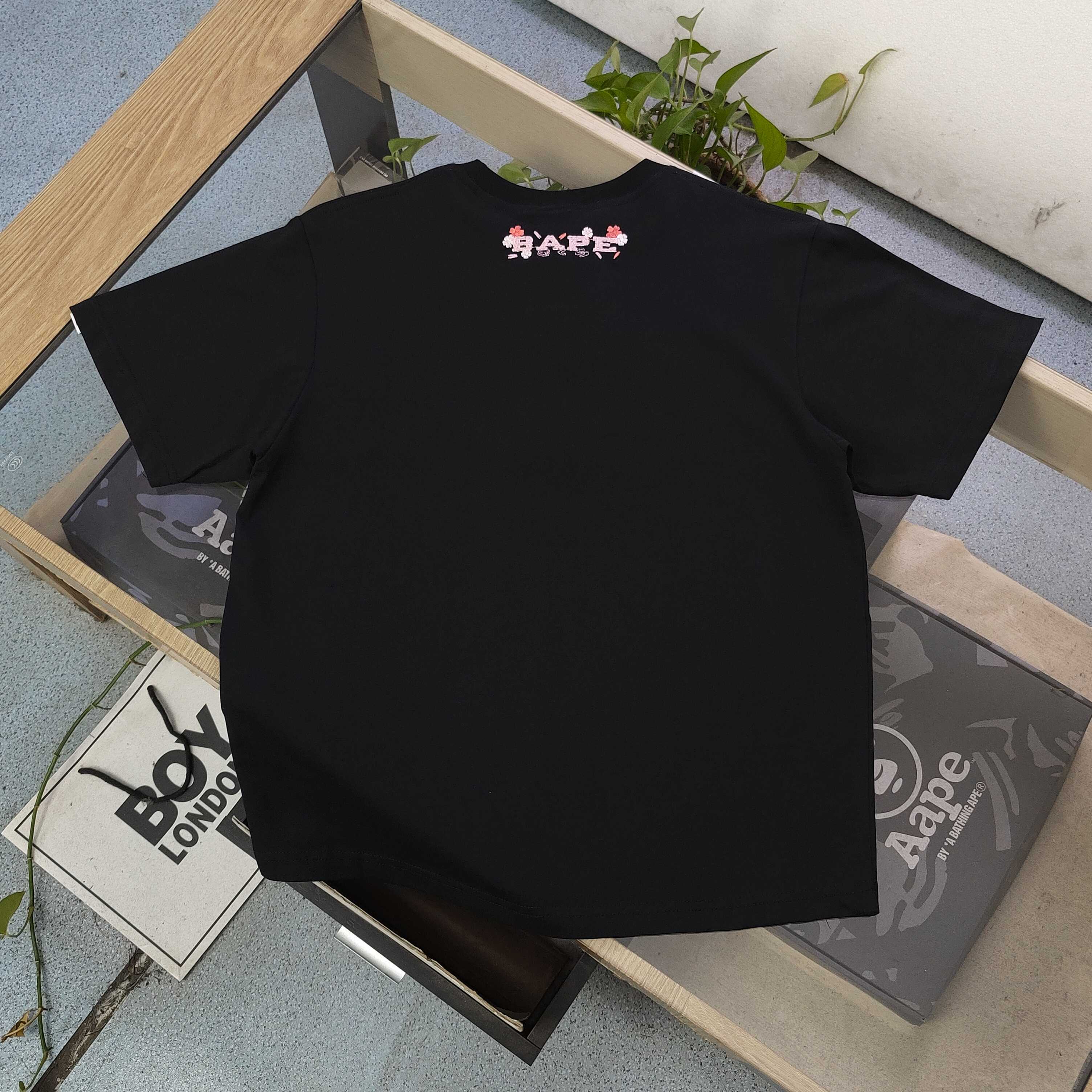 💰85
【款号:Sc787】
2025新款Bape猿人头刺绣樱花字母图案logo绣花休闲情侣短袖T恤,邂逅醒目黄棕迷彩猿人头图案,经典元素碰撞时尚火花,R标加持更显独特态度。舒适面料,亲肤透气,无论是搭配休闲短裤还是潮流长裤,都能轻松出彩。穿上它,即刻彰显个性,成为街头潮流焦点,释放属于你的独特魅力,男女同款!
颜色:黑色 白色
尺码:M-3XL
胸围 肩宽 衣长 袖长
M 100 44 67 21
L 104 46 69 22
XL 110 49 72 23
2XL 116 52 75 24
3XL 124 56 78 26
