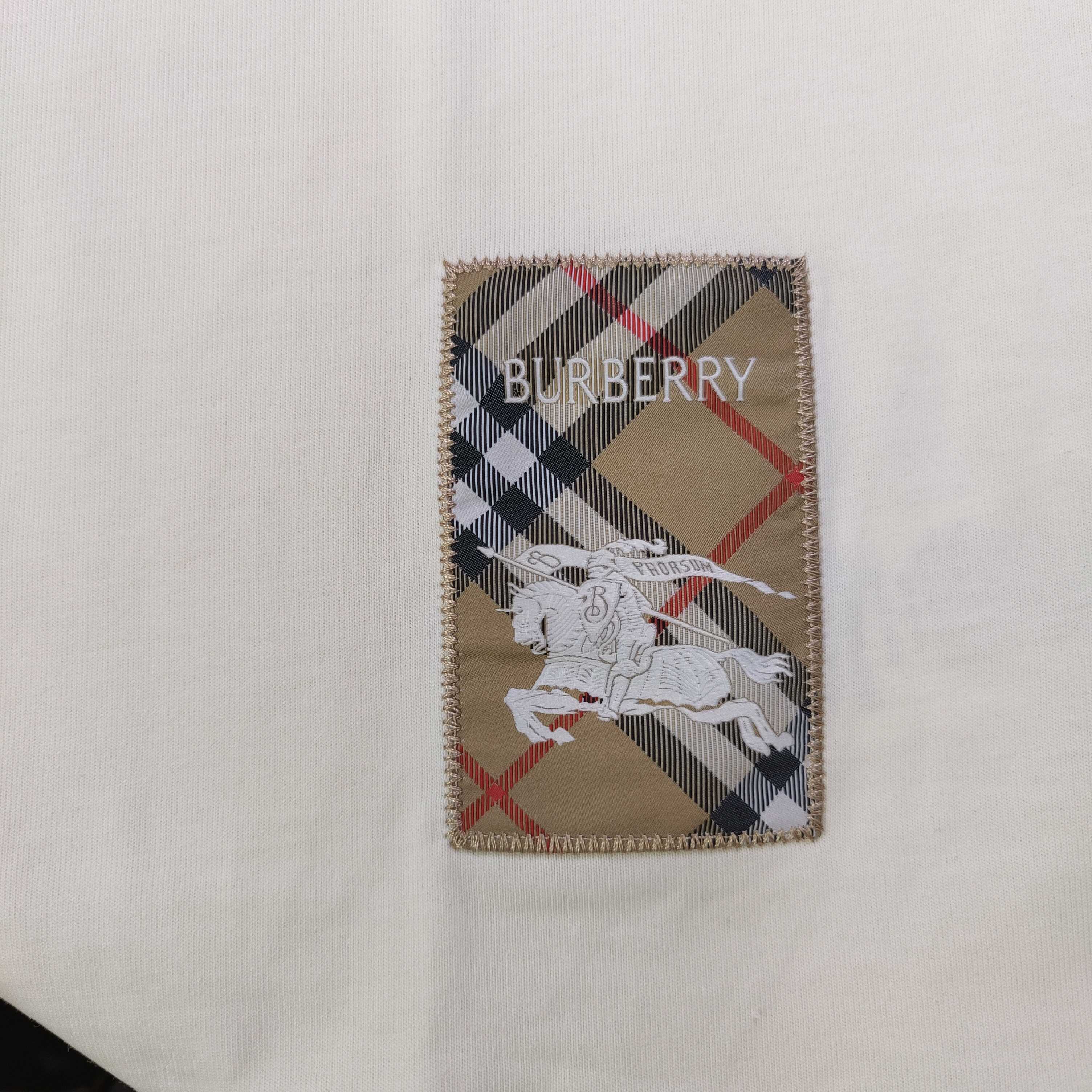 💰85
【款号：Cx3305B】高版本
2025新款Burberry巴宝莉小徽标战马骑士logo图案绣花休闲情侣宽松短袖T恤，独一无二的活性环保面料染色，32支双纱精梳纯棉爽滑手感，纯棉不起球不起毛，面料采用270克重的纯棉双纱爽滑面料，质量保证、定制面料、定制定染，欢迎对比质量，男女同款！
颜色：杏色
尺码：XS-L 
    衣长 胸围 袖长 肩宽
XS   70   110   18.5   58.5
S    72   114    19     60
M    74   118   19.5   61.5
L    76   122    20    63