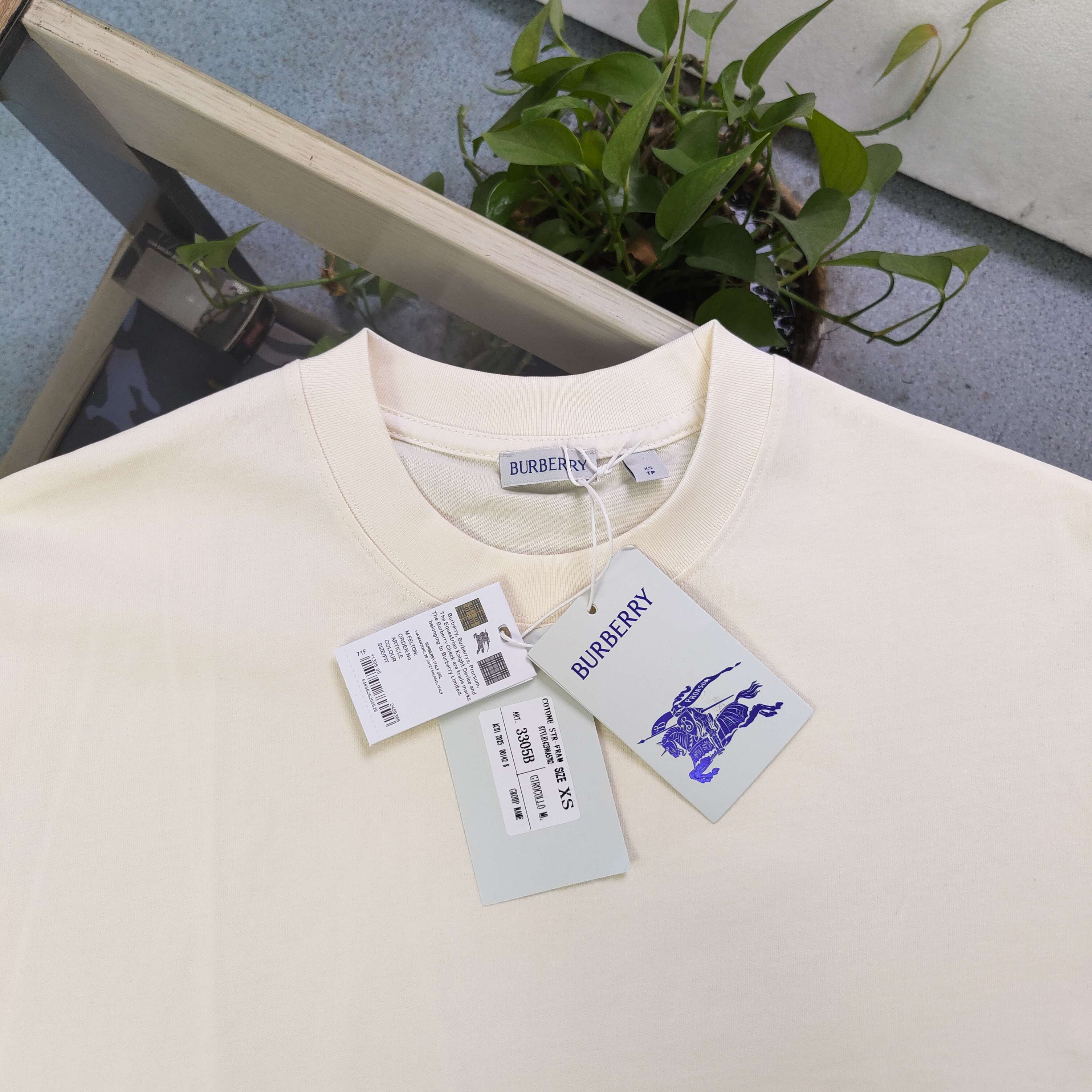 💰85
【款号：Cx3305B】高版本
2025新款Burberry巴宝莉小徽标战马骑士logo图案绣花休闲情侣宽松短袖T恤，独一无二的活性环保面料染色，32支双纱精梳纯棉爽滑手感，纯棉不起球不起毛，面料采用270克重的纯棉双纱爽滑面料，质量保证、定制面料、定制定染，欢迎对比质量，男女同款！
颜色：杏色
尺码：XS-L 
    衣长 胸围 袖长 肩宽
XS   70   110   18.5   58.5
S    72   114    19     60
M    74   118   19.5   61.5
L    76   122    20    63